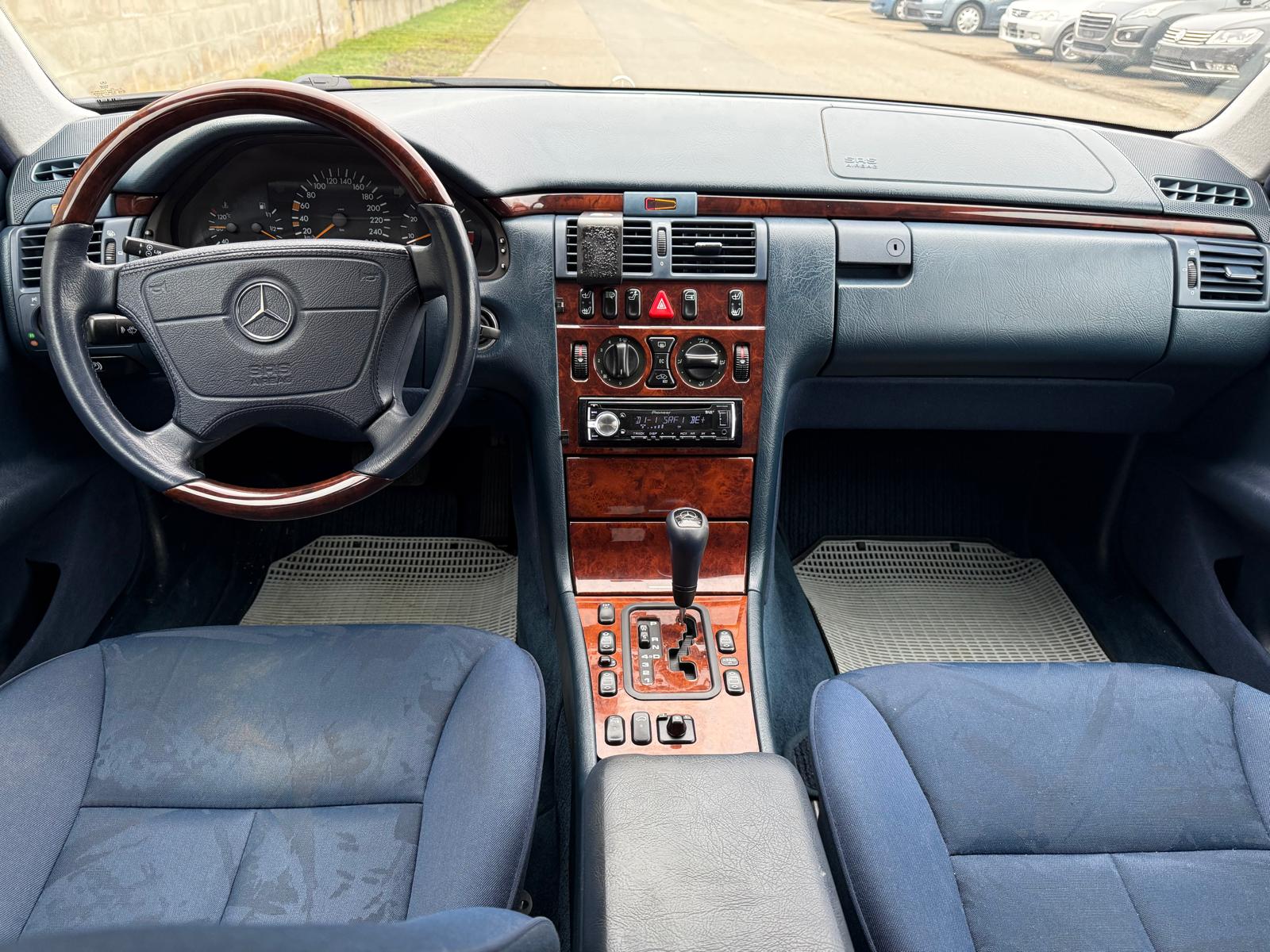 MERCEDES-BENZ E 280 Avantgarde 4-Matic Automatic-image-7