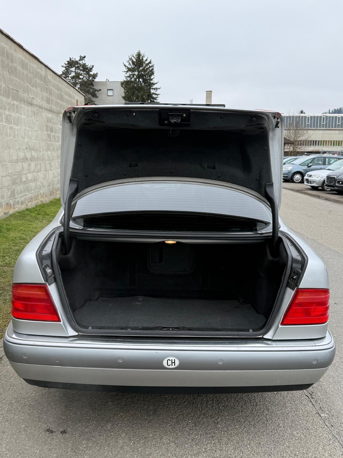 MERCEDES-BENZ E 280 Avantgarde 4-Matic Automatic-image-12