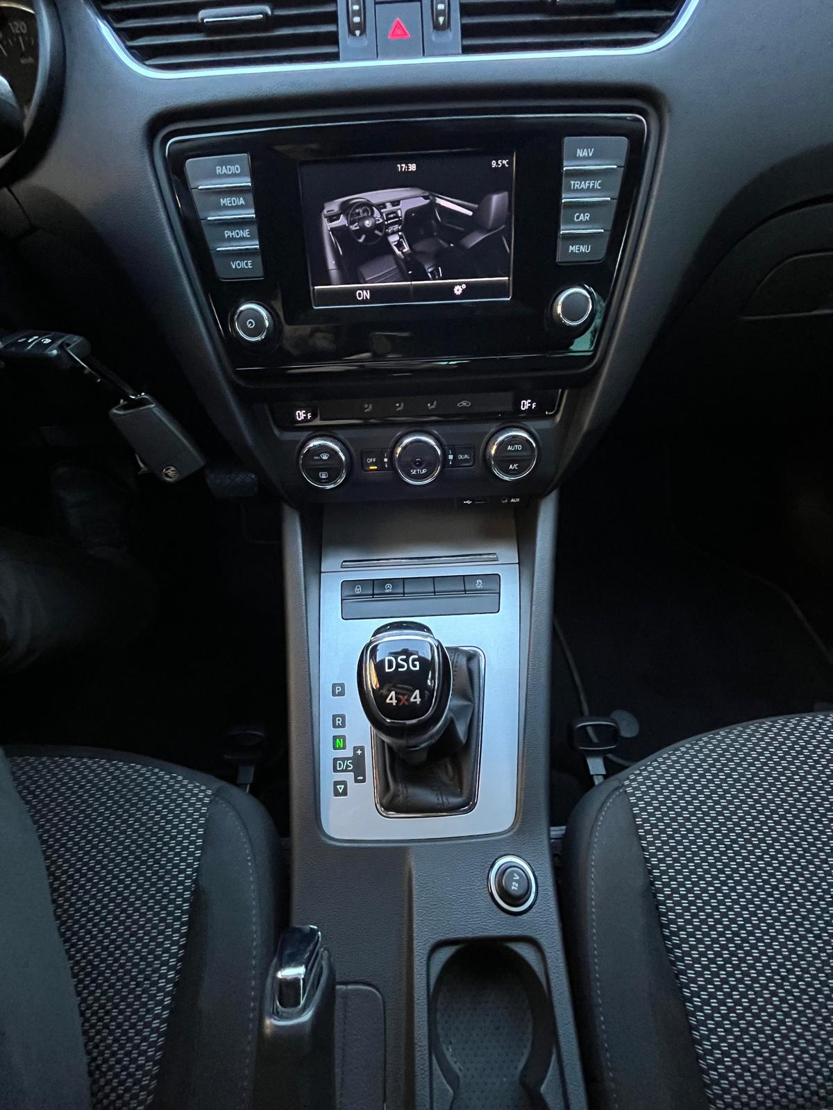 SKODA Octavia Combi 1.8 TSI Ambition 4x4 DSG-image-13