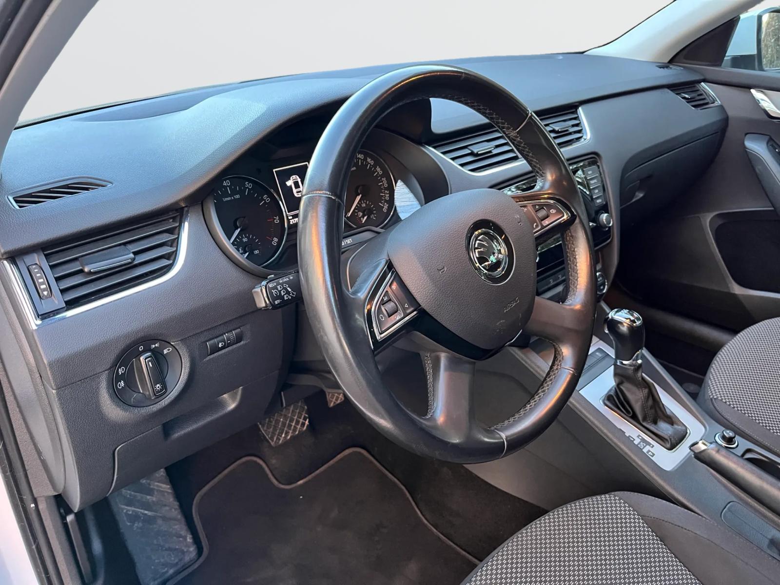 SKODA Octavia Combi 1.8 TSI Ambition 4x4 DSG-image-7