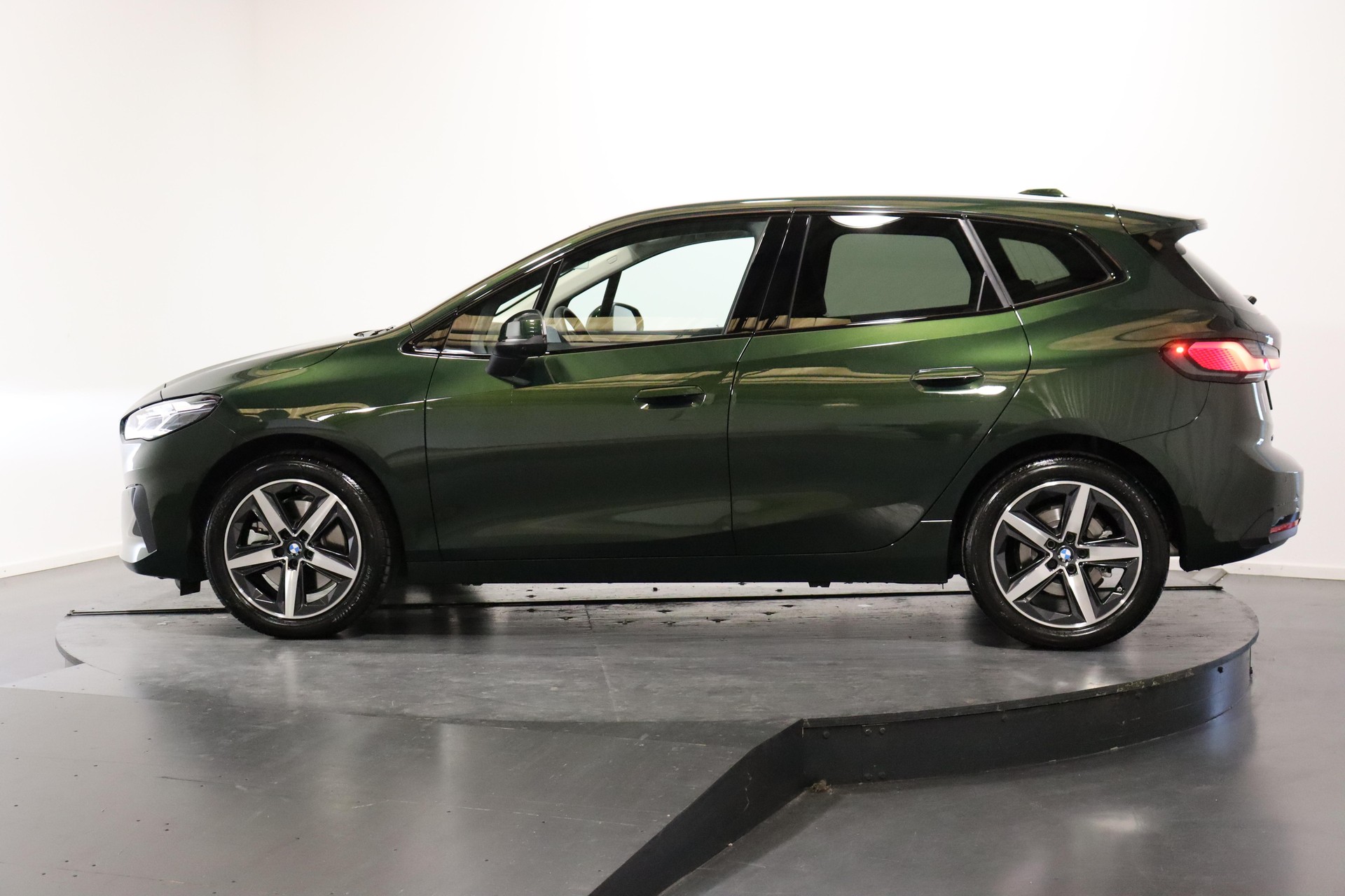 BMW 223i xDrive Active Tourer-image-1