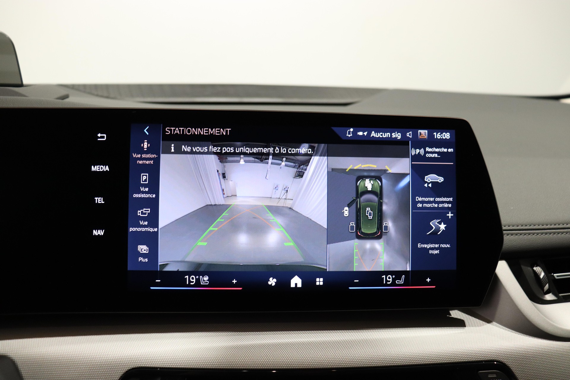 BMW 223i xDrive Active Tourer-image-15