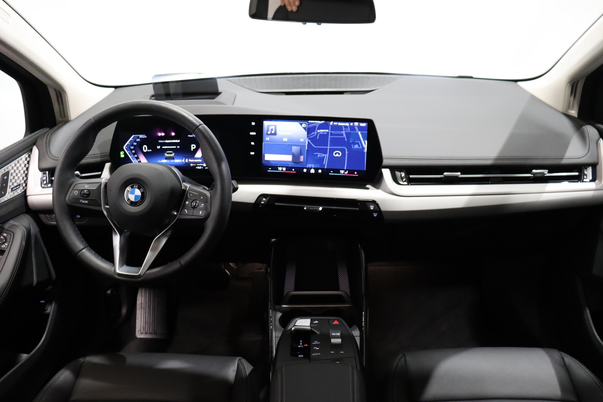 BMW 223i xDrive Active Tourer-image-10