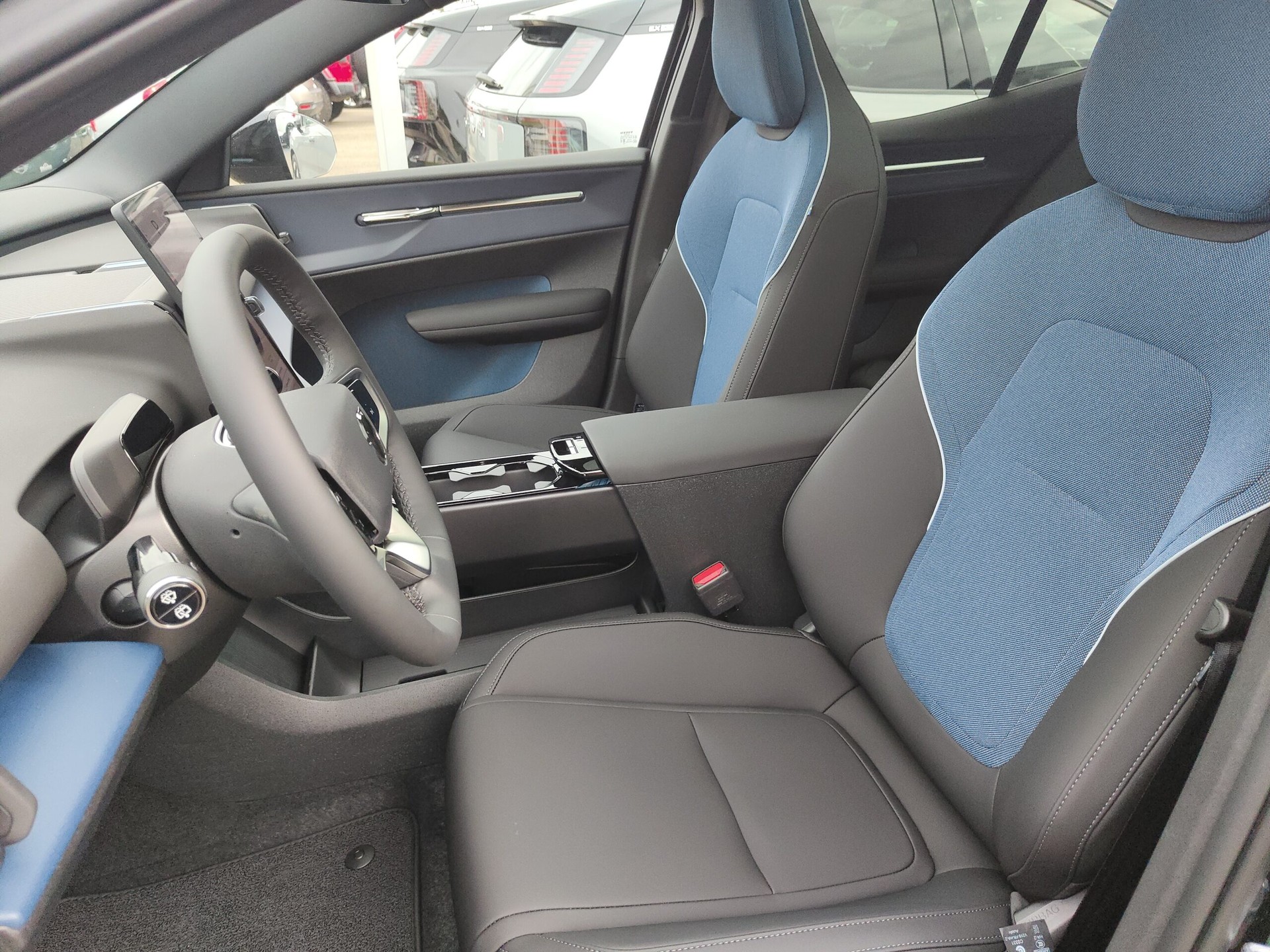 VOLVO EX30 E60 Twin Ultra Performance Sw. Black Ed. AWD-image-7