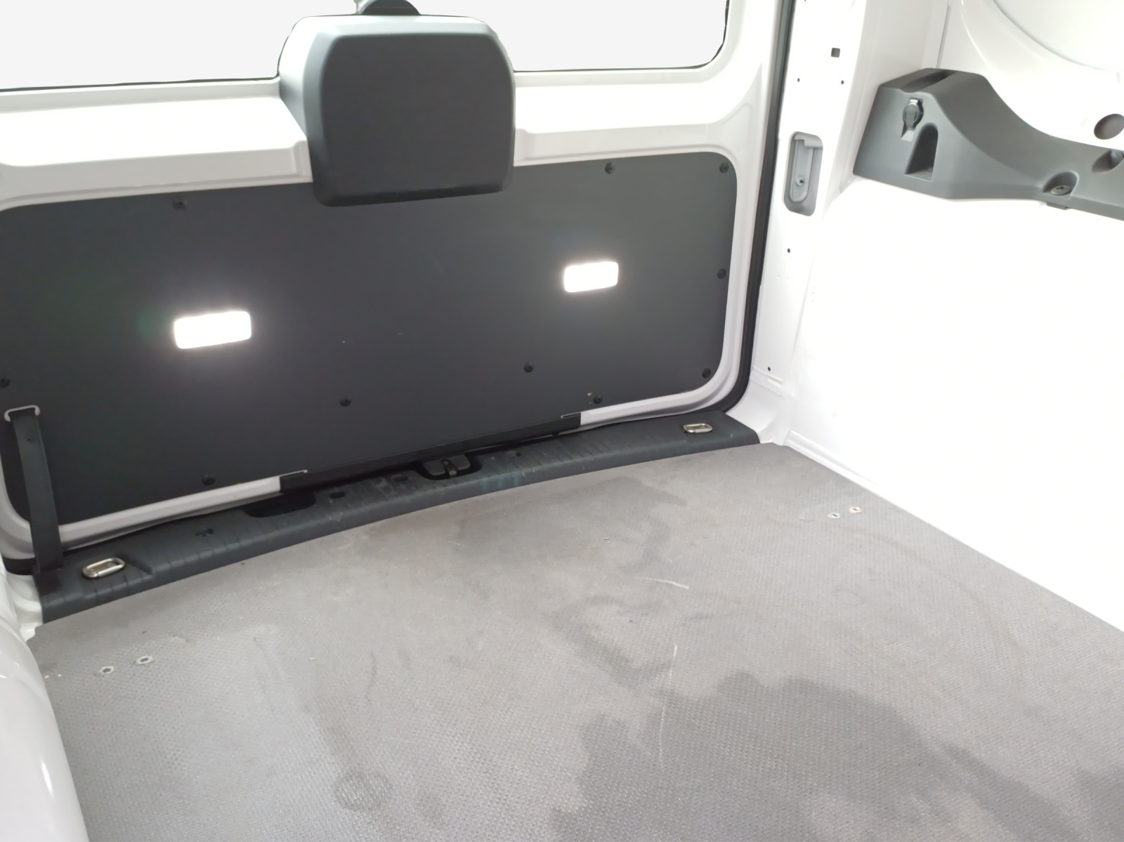 VW Caddy Cargo 2.0TDI-image-11