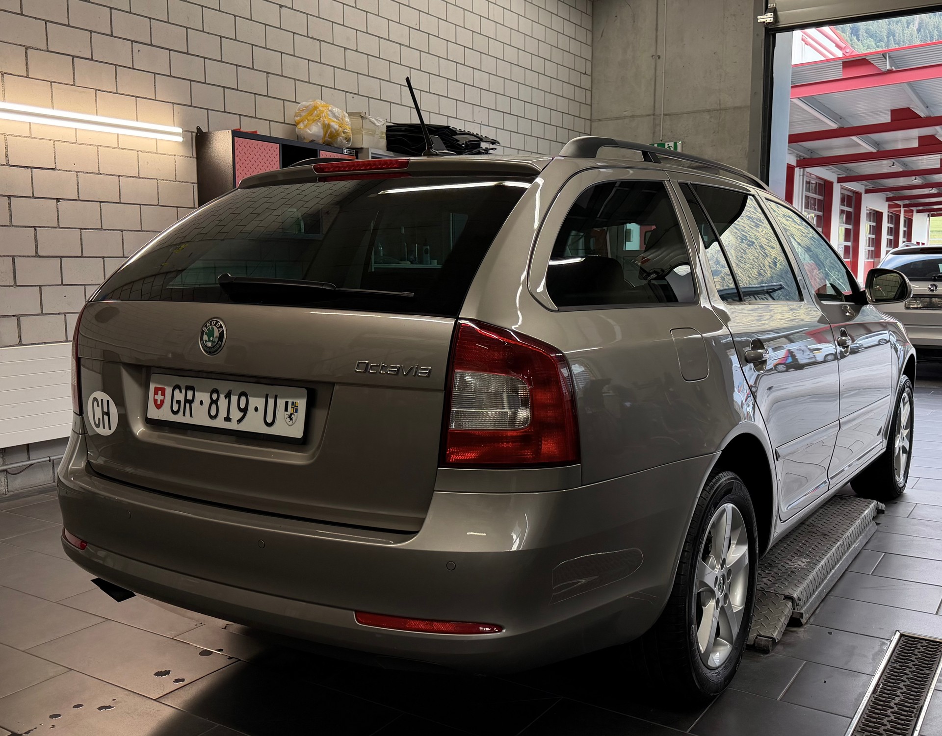 SKODA Octavia Combi 1.8 TSI 4X4 Family-image-4