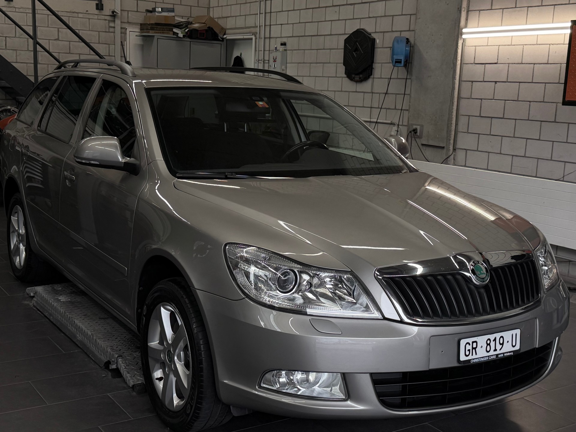 SKODA Octavia Combi 1.8 TSI 4X4 Family-image-1
