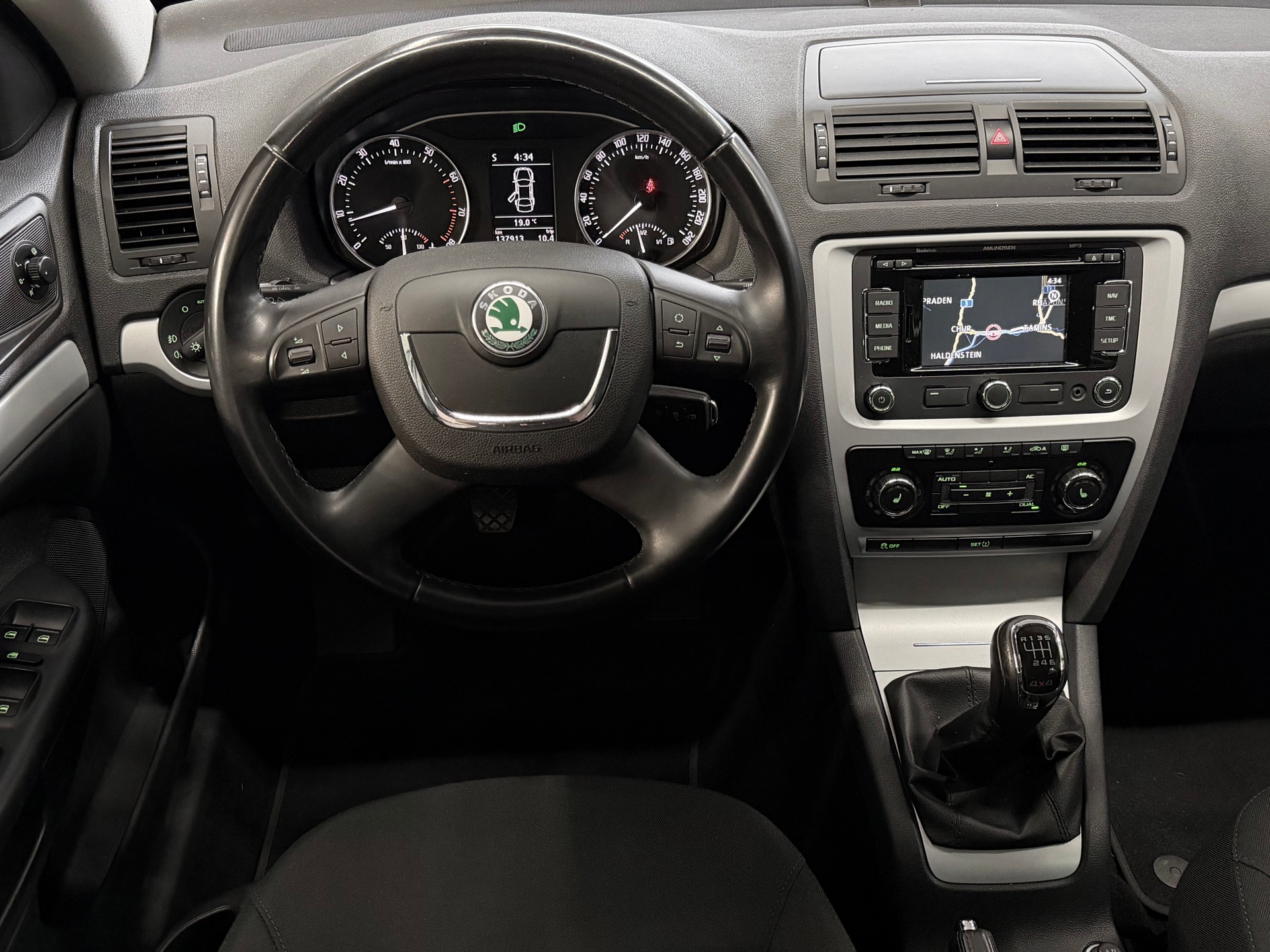 SKODA Octavia Combi 1.8 TSI 4X4 Family-image-10