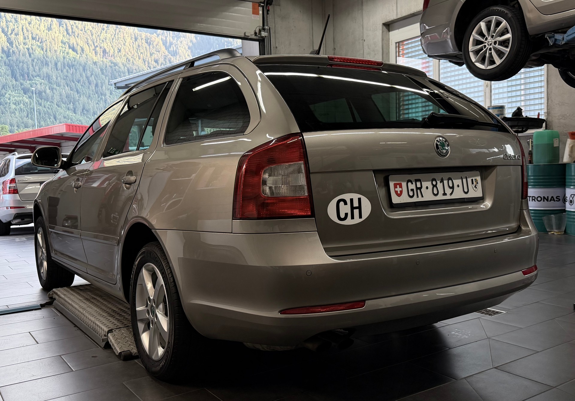 SKODA Octavia Combi 1.8 TSI 4X4 Family-image-5