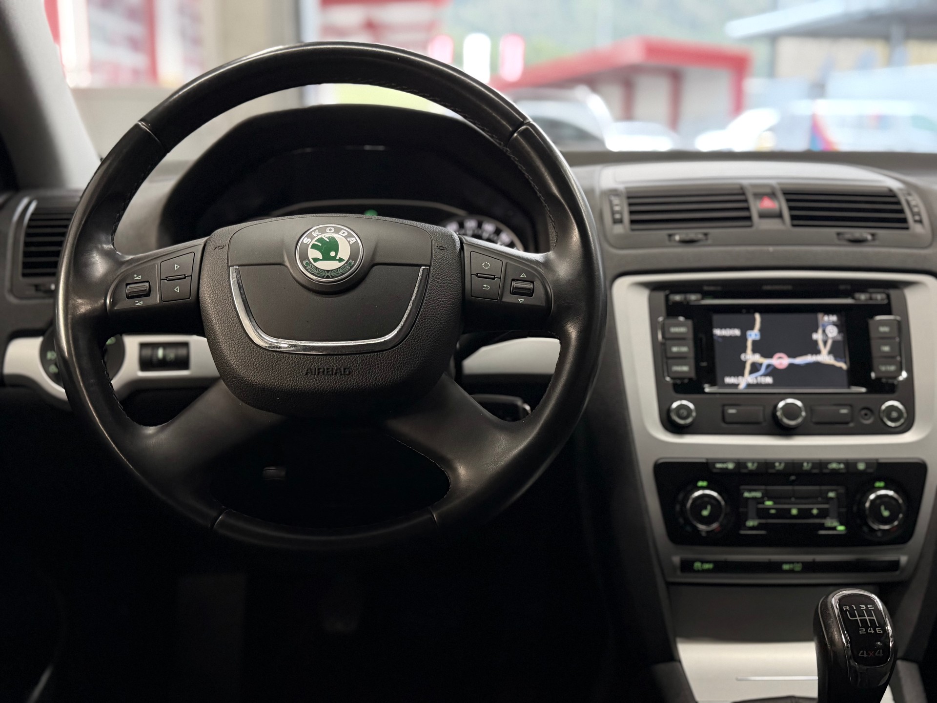SKODA Octavia Combi 1.8 TSI 4X4 Family-image-11