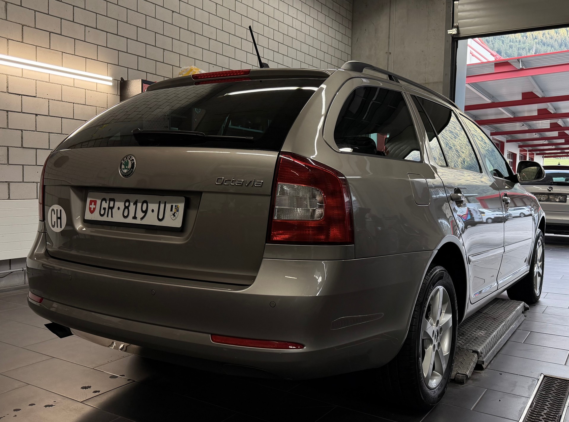 SKODA Octavia Combi 1.8 TSI 4X4 Family-image-6