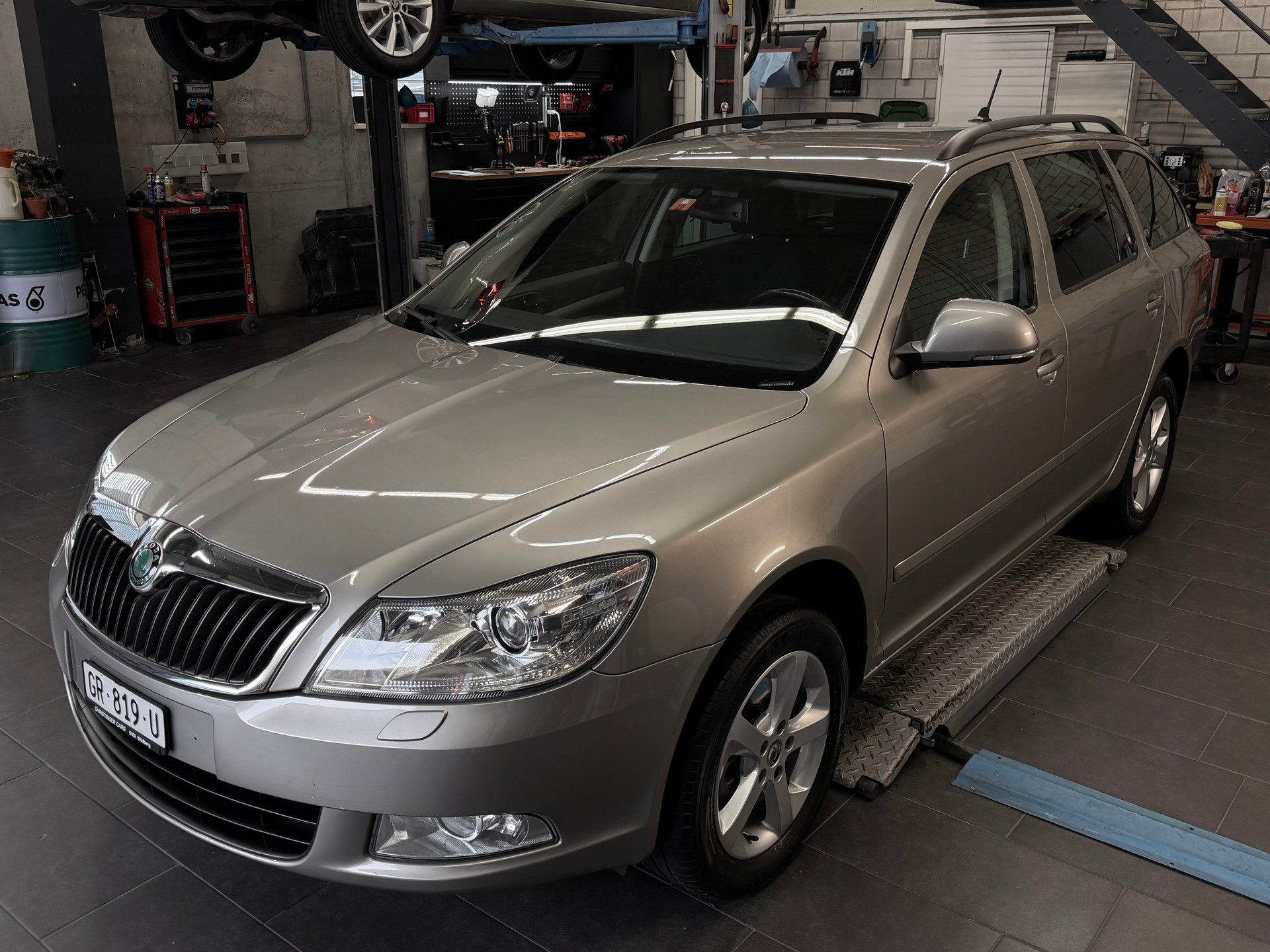 SKODA Octavia Combi 1.8 TSI 4X4 Family-image-2