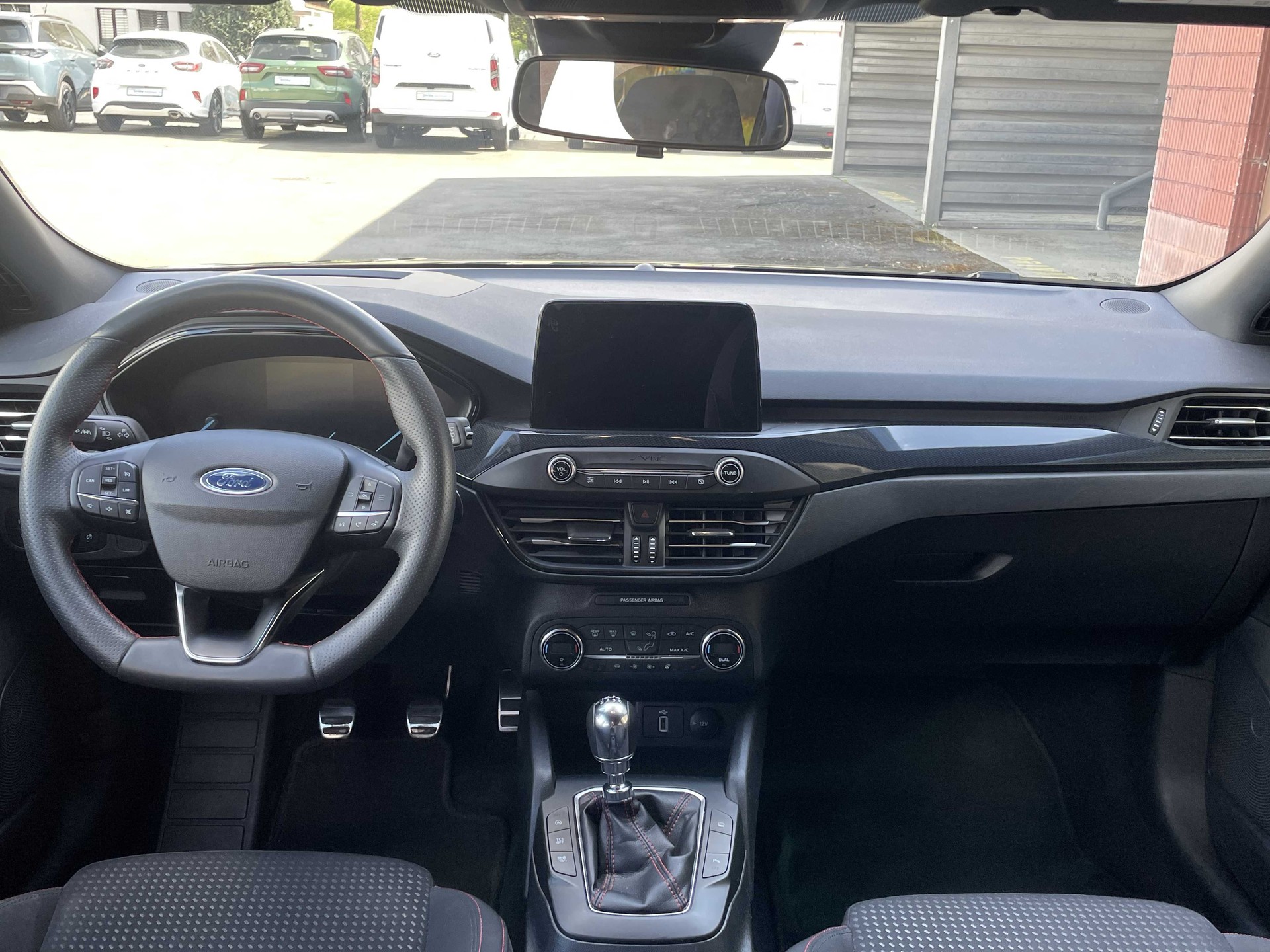 FORD Focus Station Wagon 1.0i EcoB 125PS ST-Line-image-9