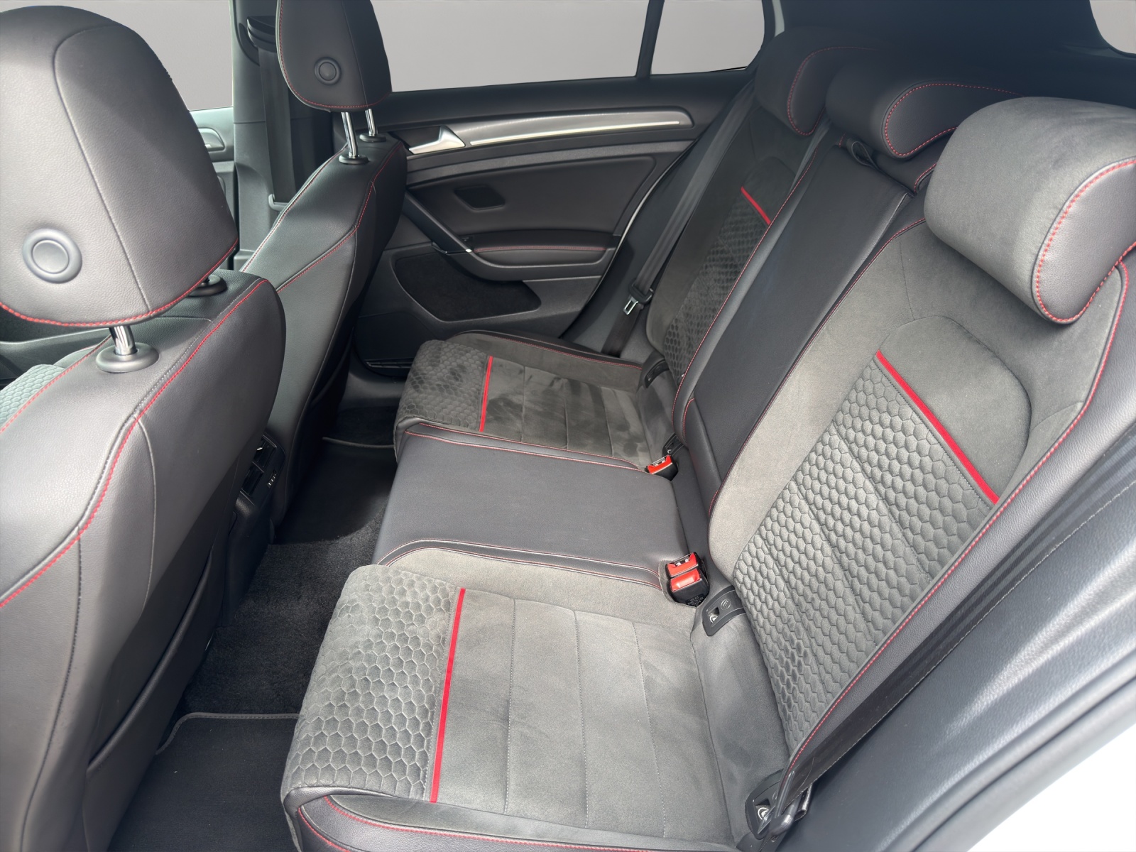 VW Golf 2.0 TSI GTI Performance-image-16