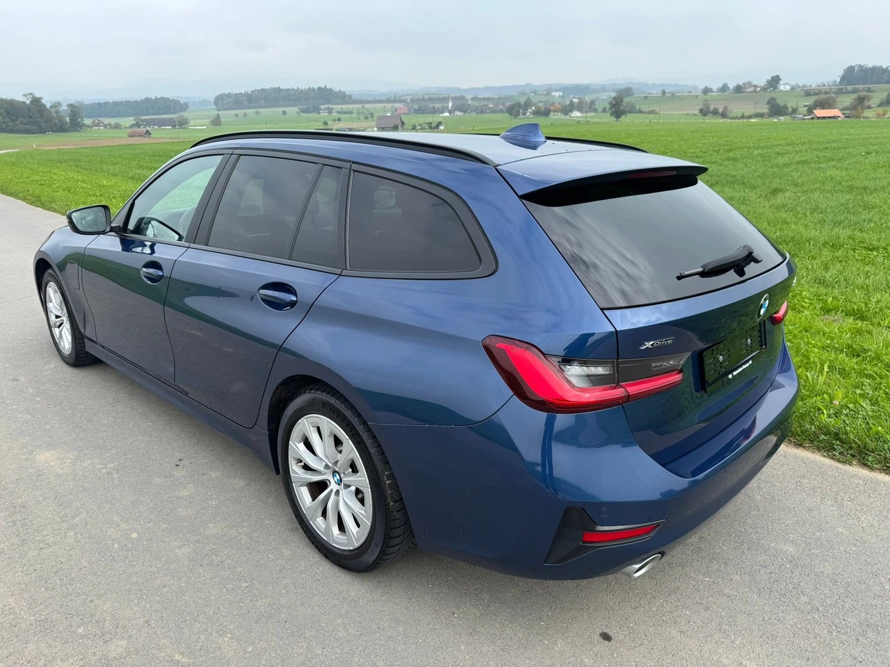 BMW 330e x DriveTouring Steptronic-image-2