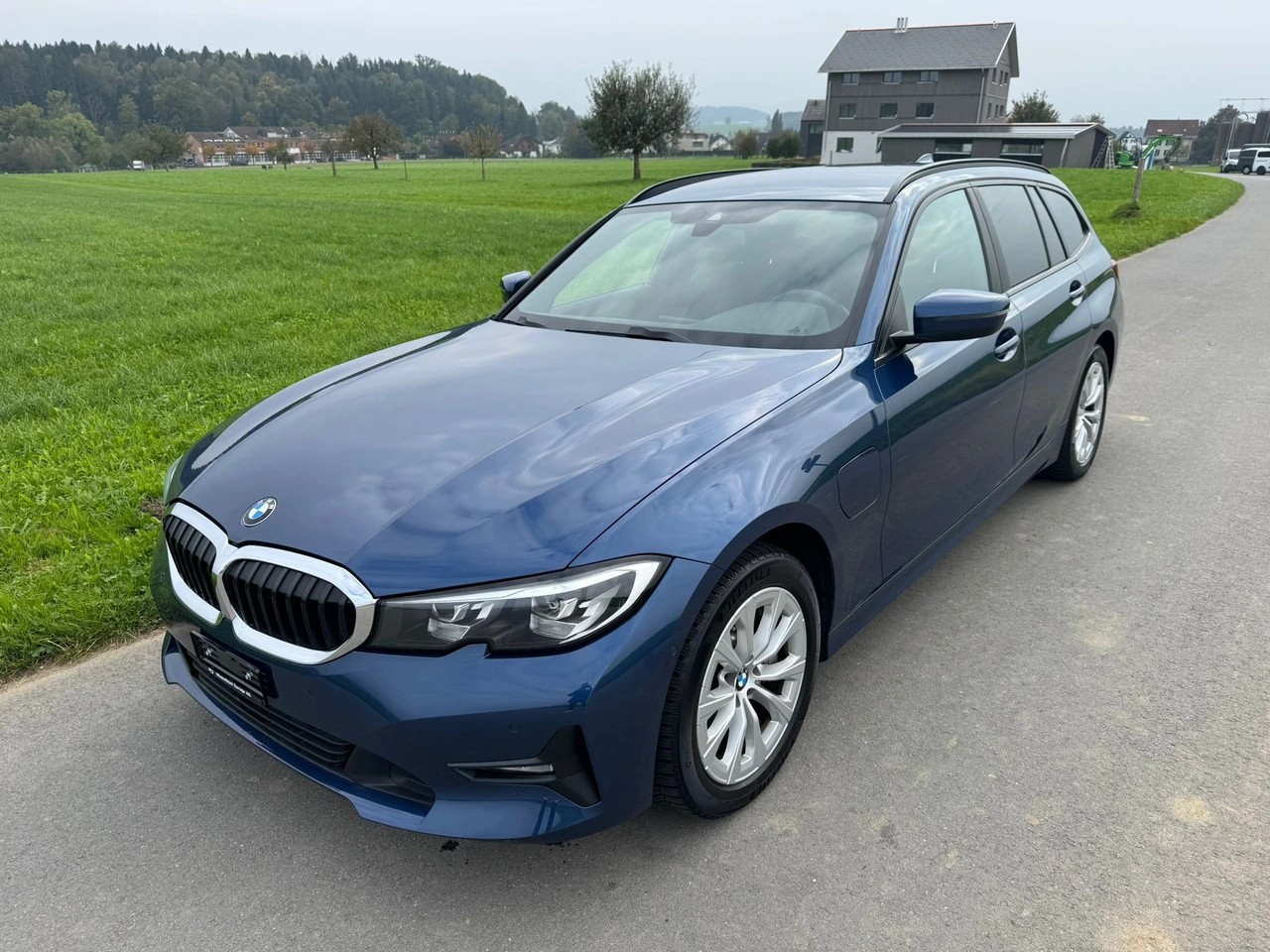 BMW 330e x DriveTouring Steptronic-image-0