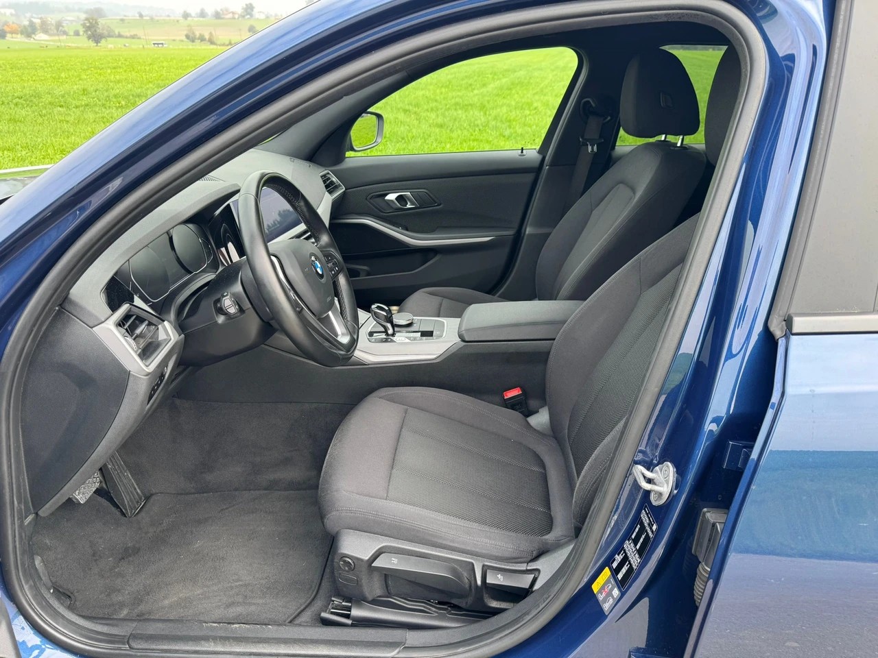 BMW 330e x DriveTouring Steptronic-image-6