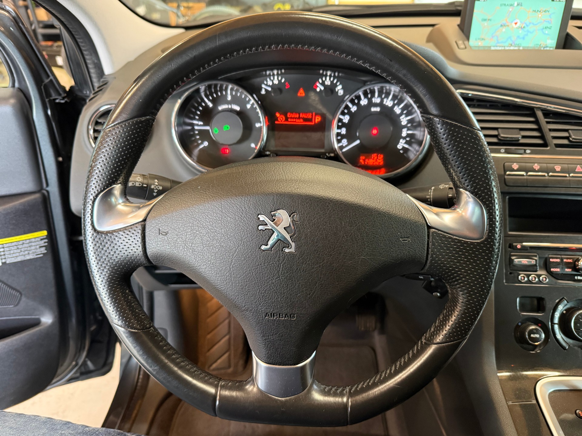 PEUGEOT 5008 1.6 BlueHDi Sensation Tiptronic-image-10