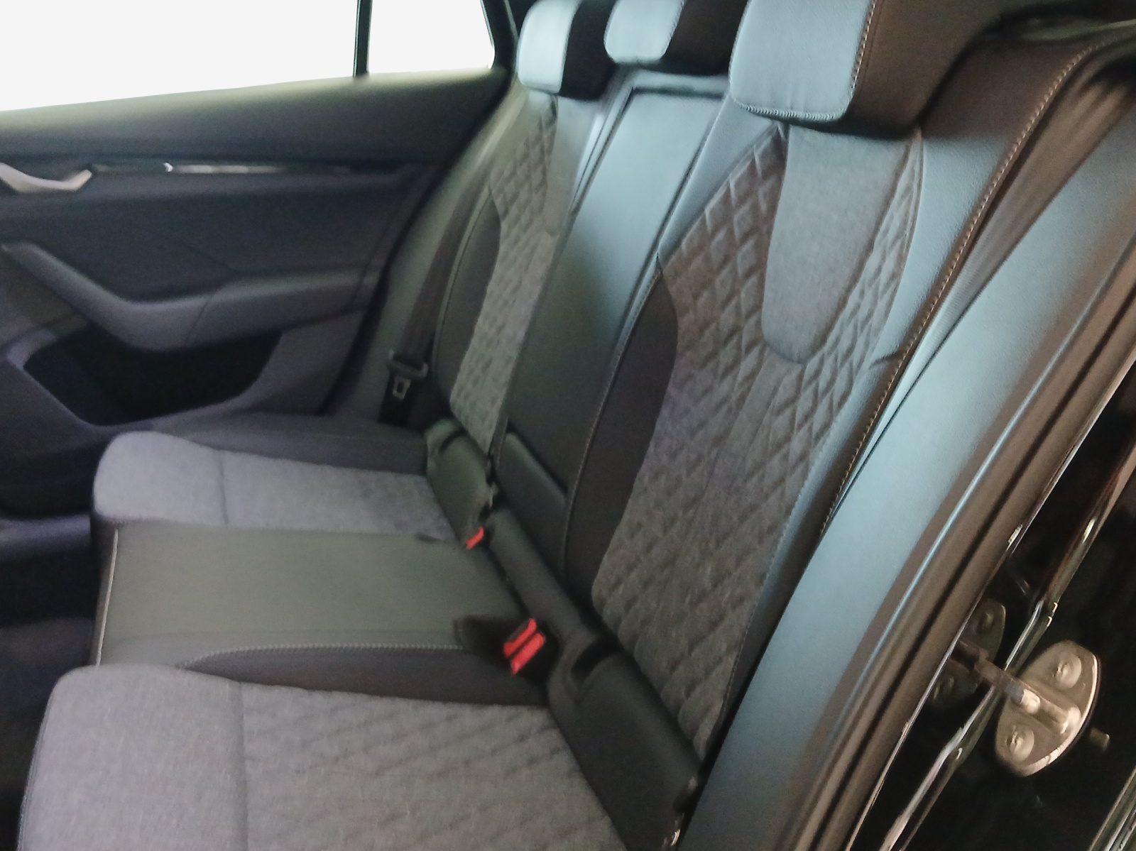 SKODA Octavia Combi 1.5 TSI mHEV DSG Sport Line-image-11
