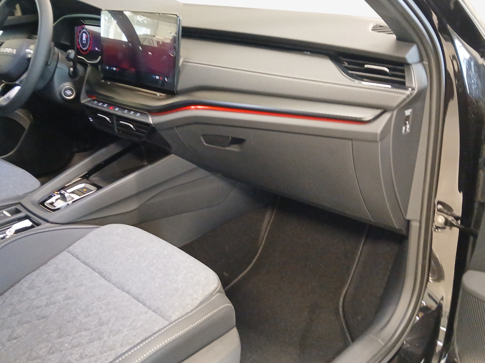 SKODA Octavia Combi 1.5 TSI mHEV DSG Sport Line-image-13