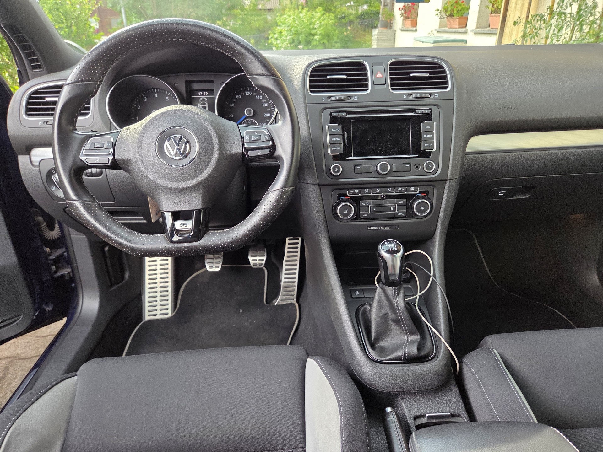 VW Golf 2.0 TSI R Team 4Motion-image-11