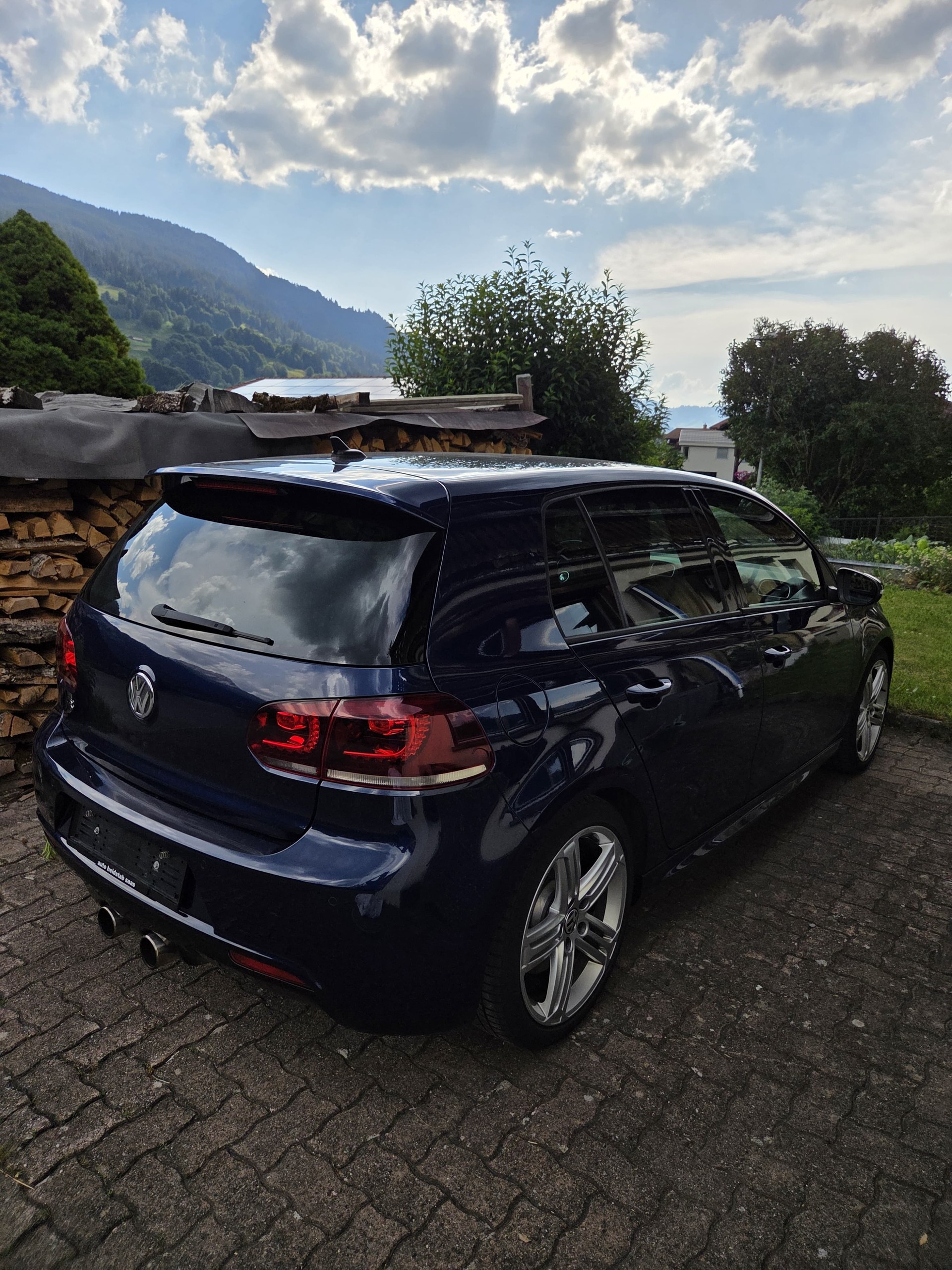 VW Golf 2.0 TSI R Team 4Motion-image-2