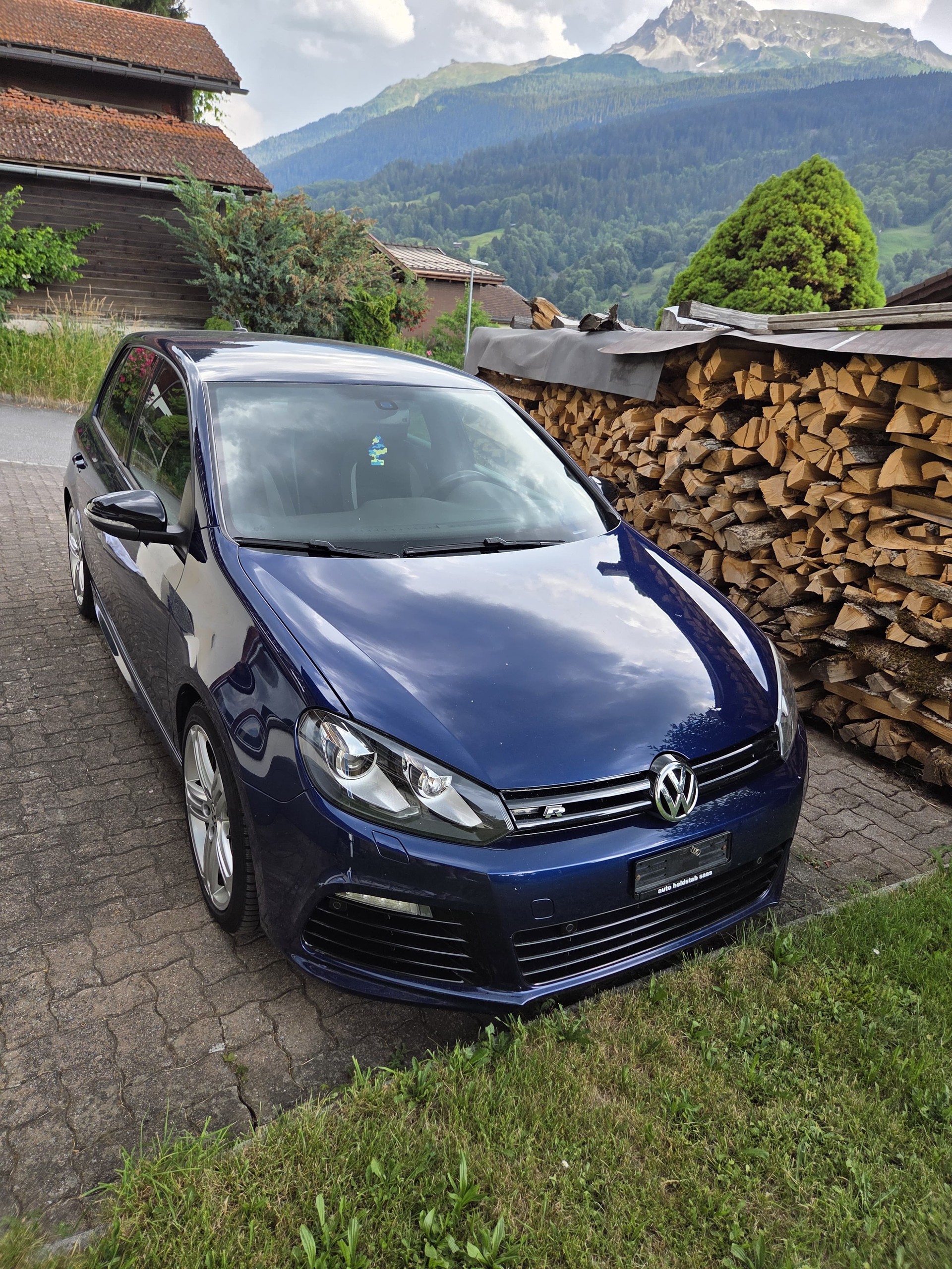 VW Golf 2.0 TSI R Team 4Motion-image-1