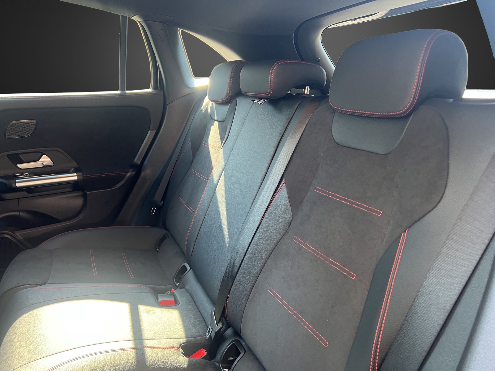MERCEDES-BENZ GLA 250 4Matic AMG Line 8G-DCT-image-11
