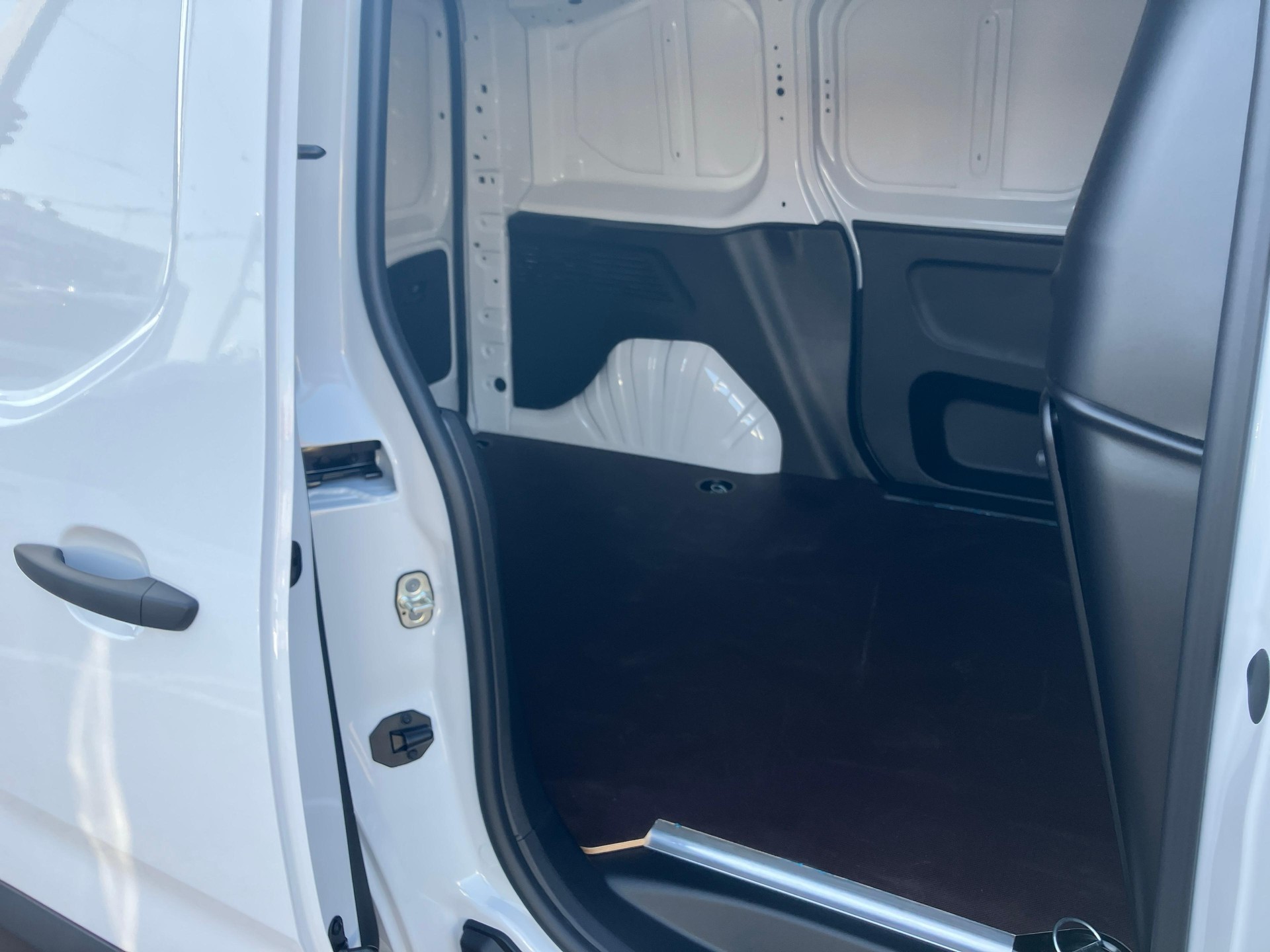 OPEL Combo-e Cargo 2.4 t Electric-image-10