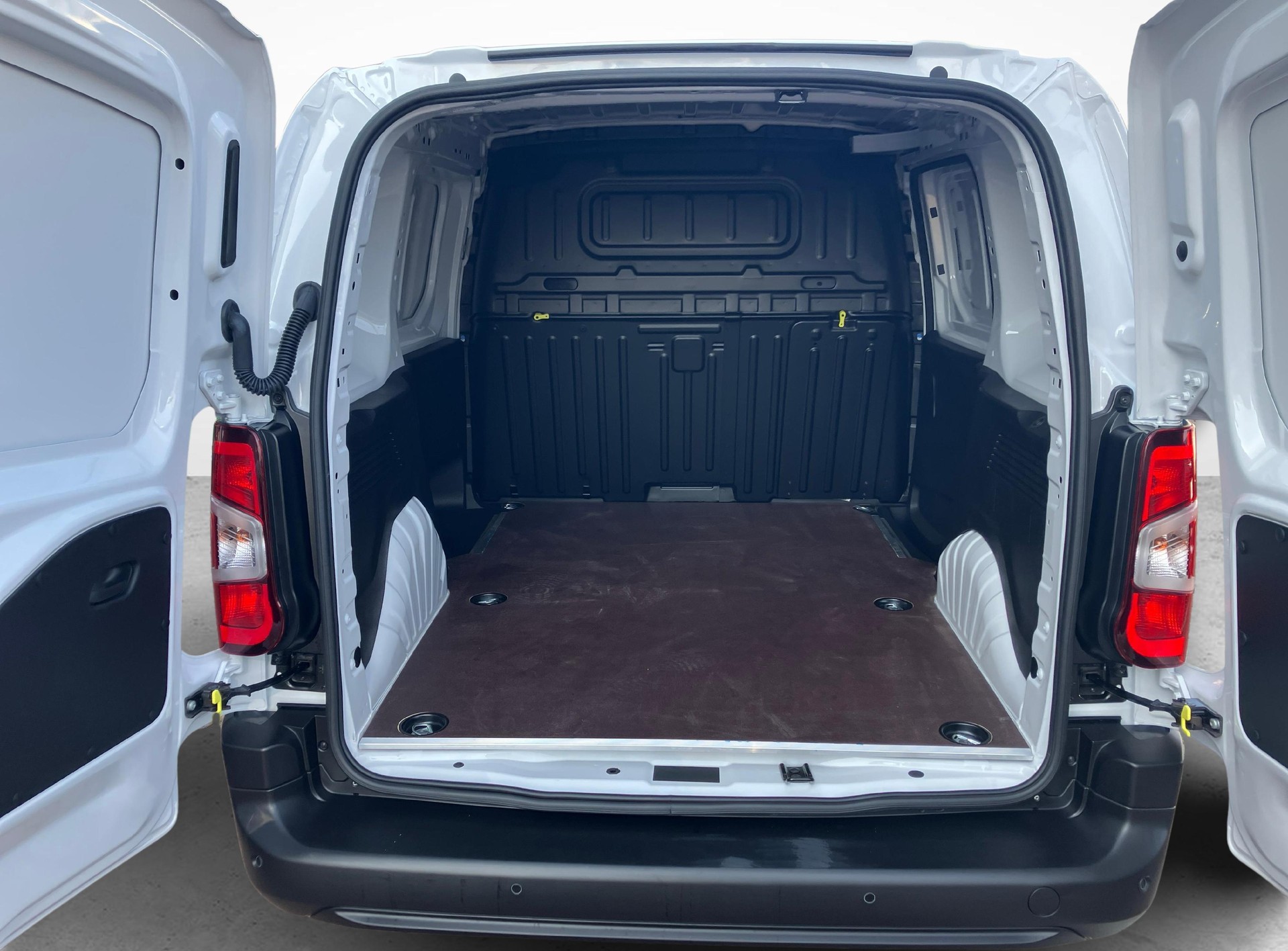 OPEL Combo-e Cargo 2.4 t Electric-image-11