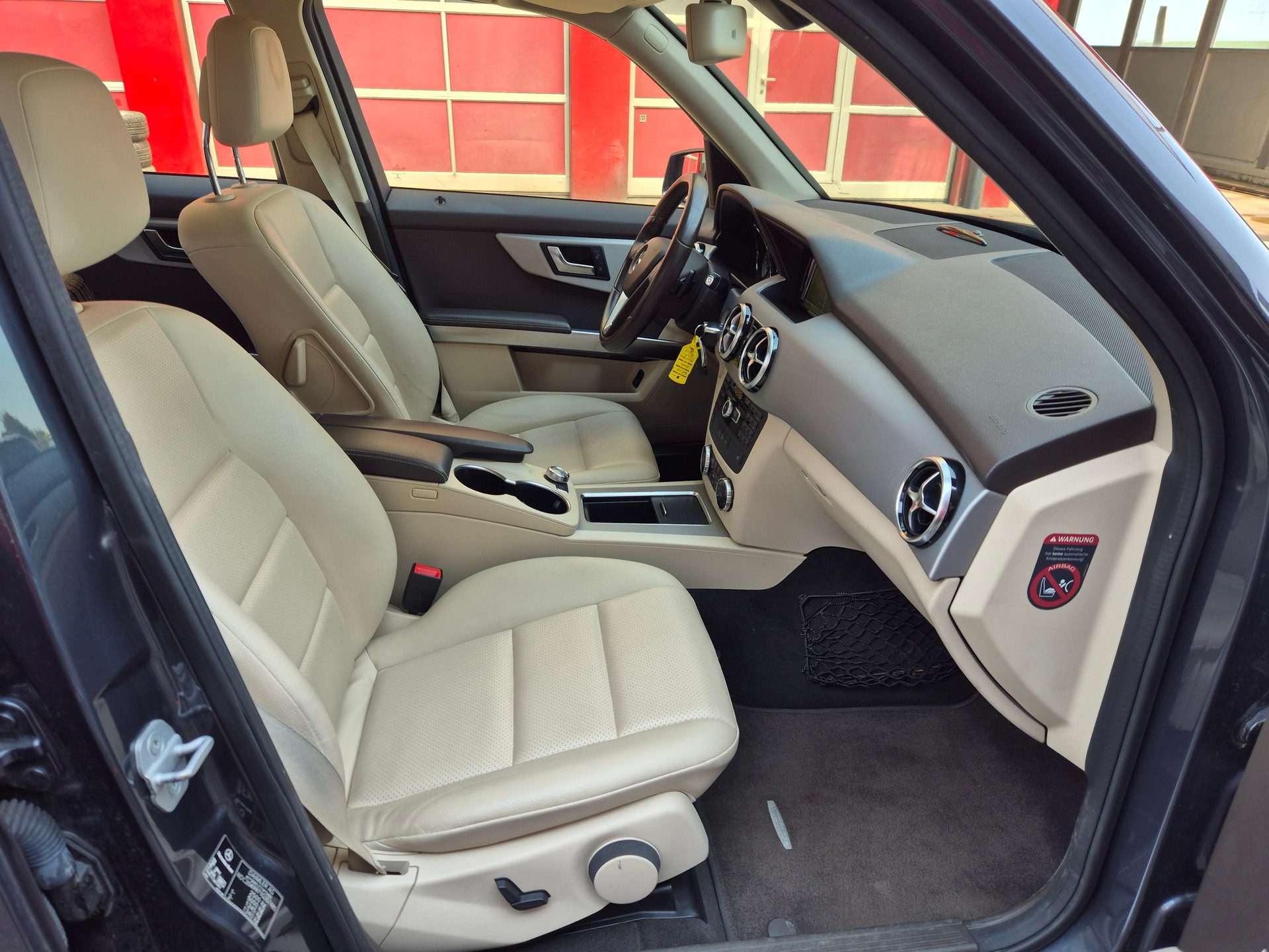 MERCEDES-BENZ GLK 220 BlueTEC Swiss Star Ed. 4Matic 7G-Tronic-image-4