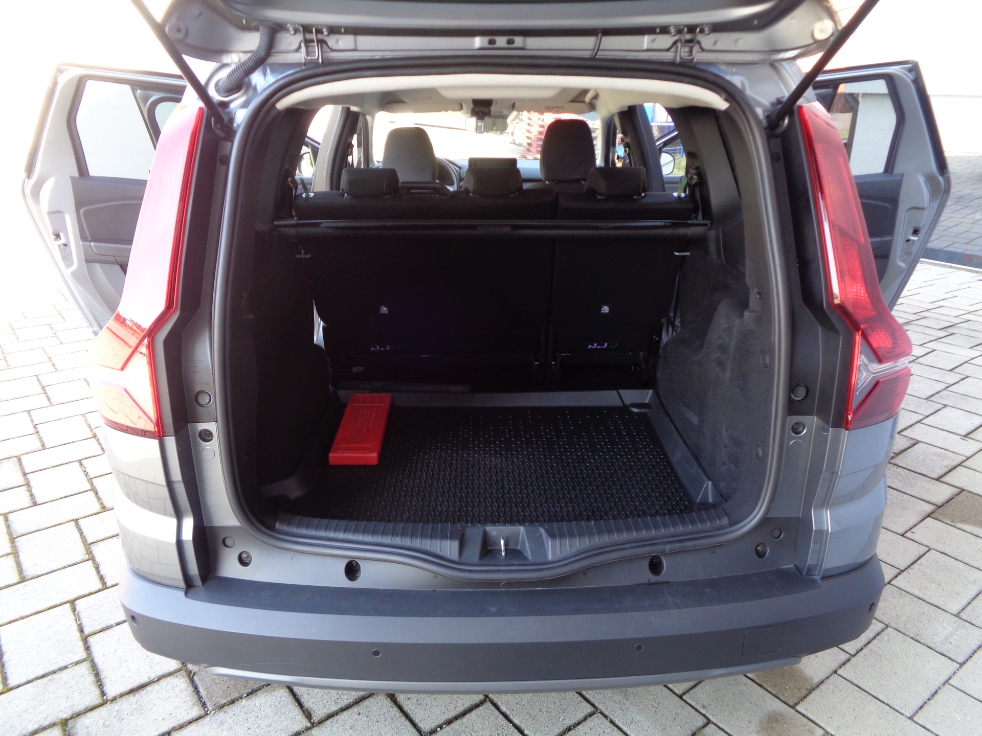 DACIA Jogger HEV 140 Extreme+-image-13