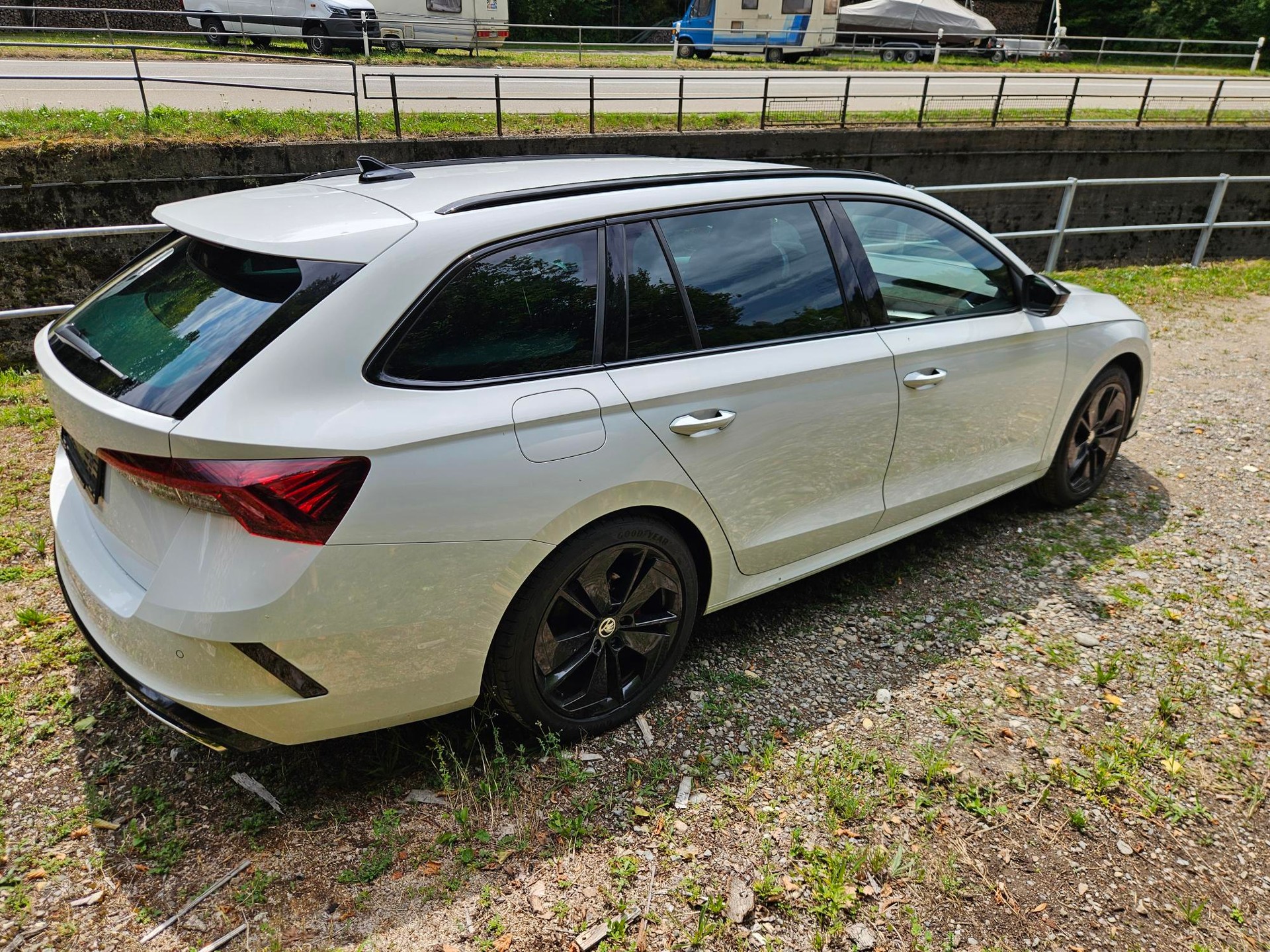 SKODA 2.0 TDI RS 4x4 DSG-image-2