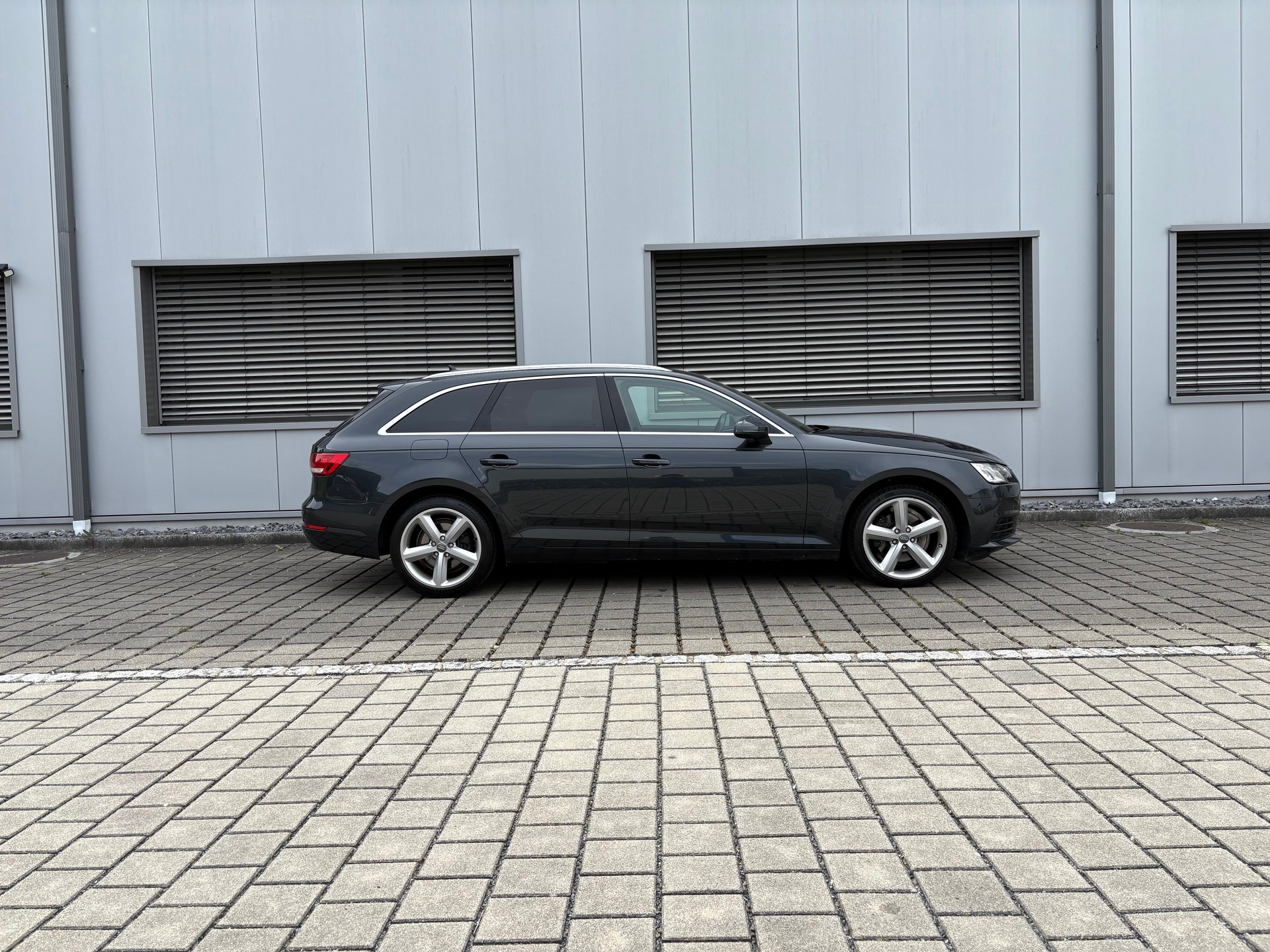 AUDI A4 Avant 2.0 TDI S-tronic-image-11