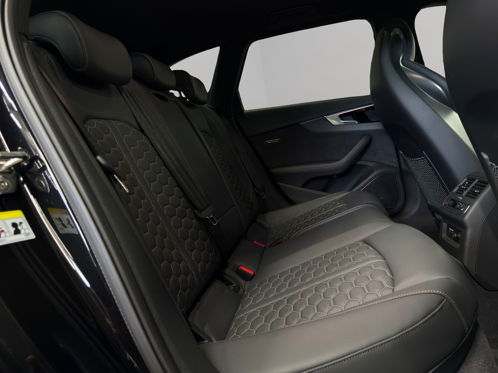 AUDI RS4 Avant quattro tiptronic-image-29