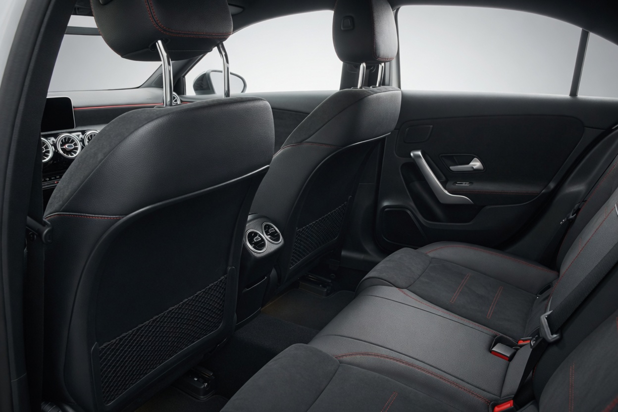 MERCEDES-BENZ A 220 d AMG Line 8G-DCT-image-12