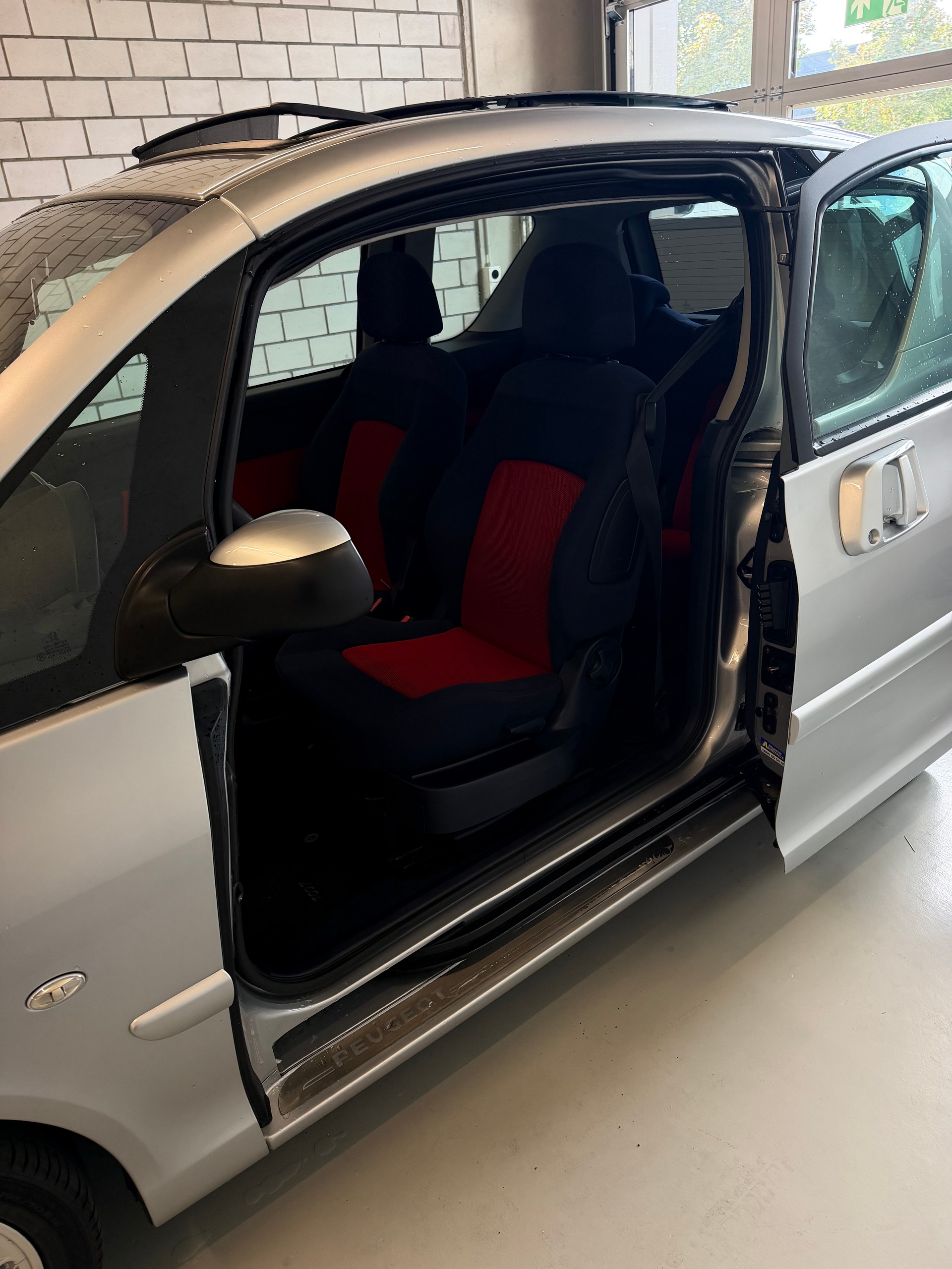 PEUGEOT 1007 1.6 Trendy 2-Tronic-image-5