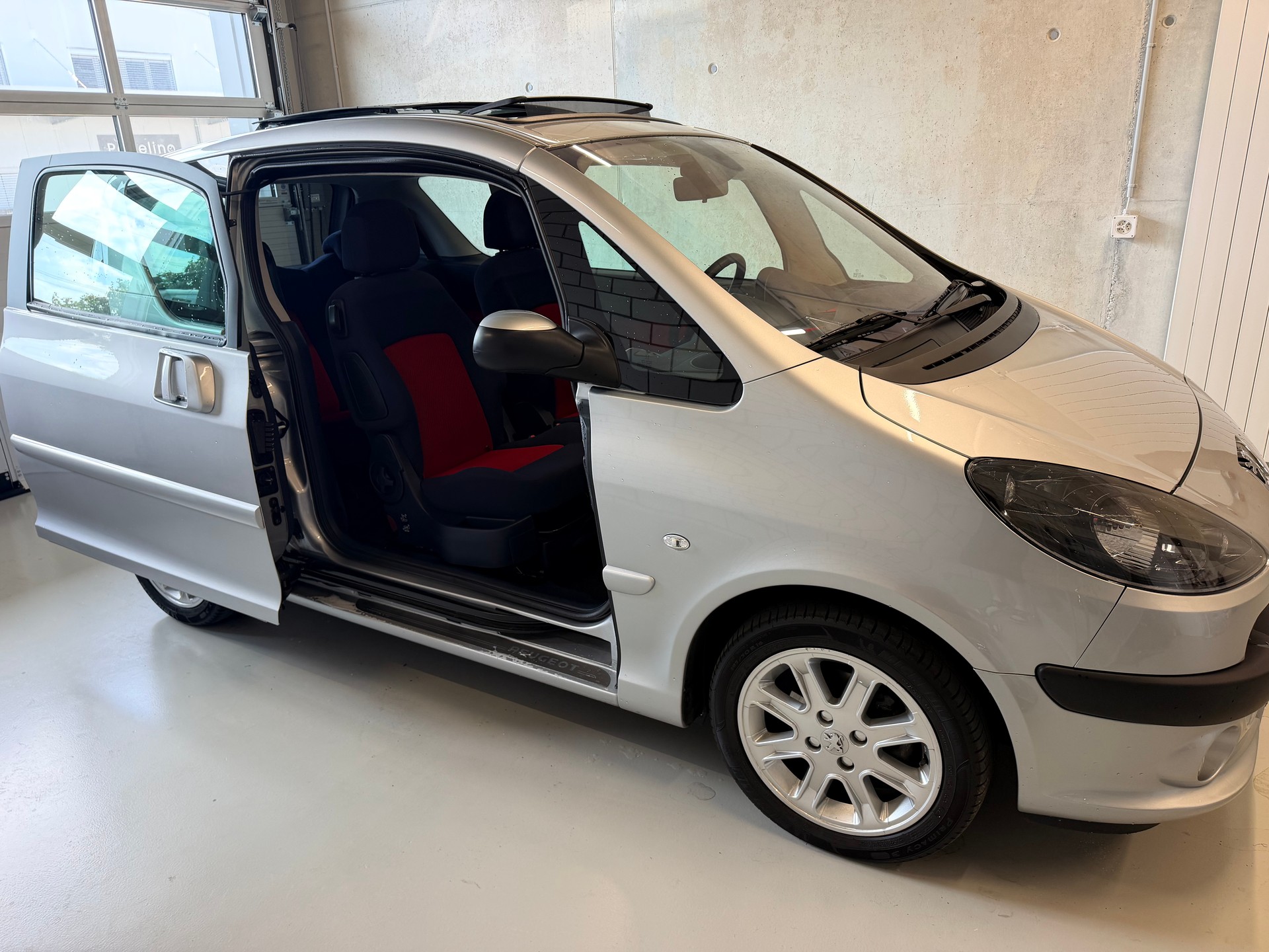 PEUGEOT 1007 1.6 Trendy 2-Tronic-image-6