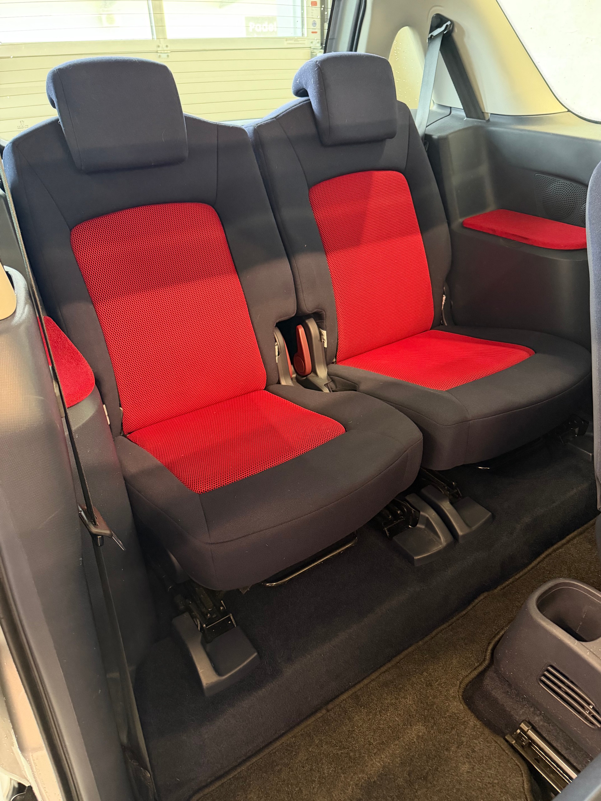 PEUGEOT 1007 1.6 Trendy 2-Tronic-image-8