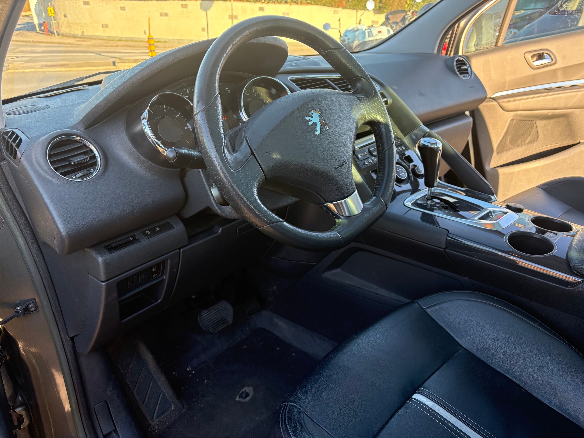 PEUGEOT 3008 1.6 16V T Allure Tiptronic-image-10