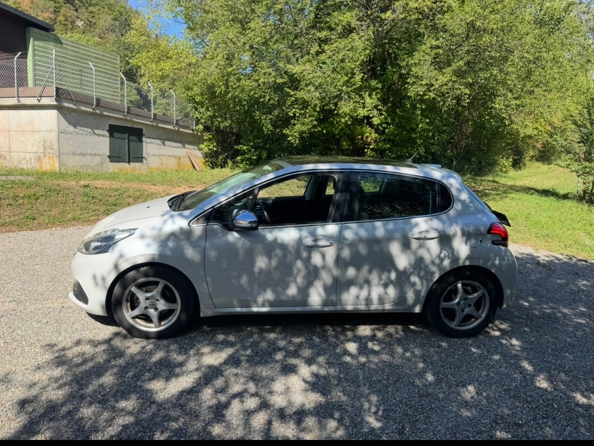 PEUGEOT 208 1.2 PureTech Active EAT6-image-3