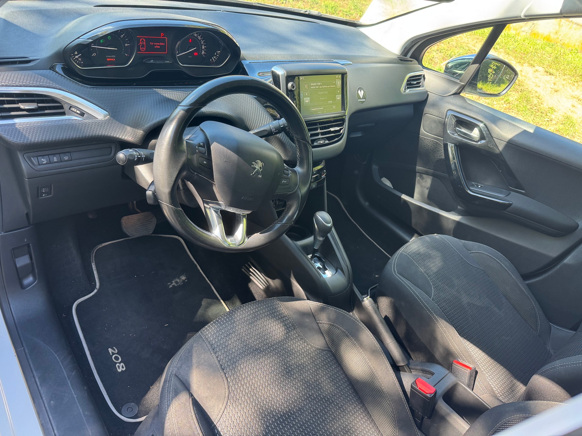 PEUGEOT 208 1.2 PureTech Active EAT6-image-8