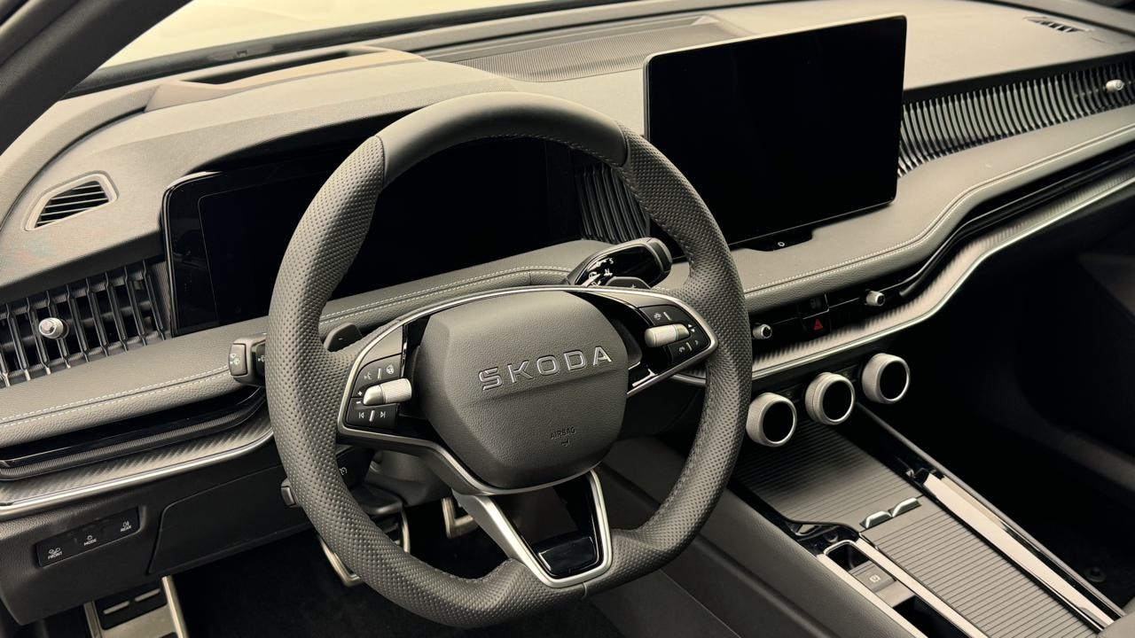 SKODA Superb Combi 2.0 TDi Sportline 4x4 DSG-image-6
