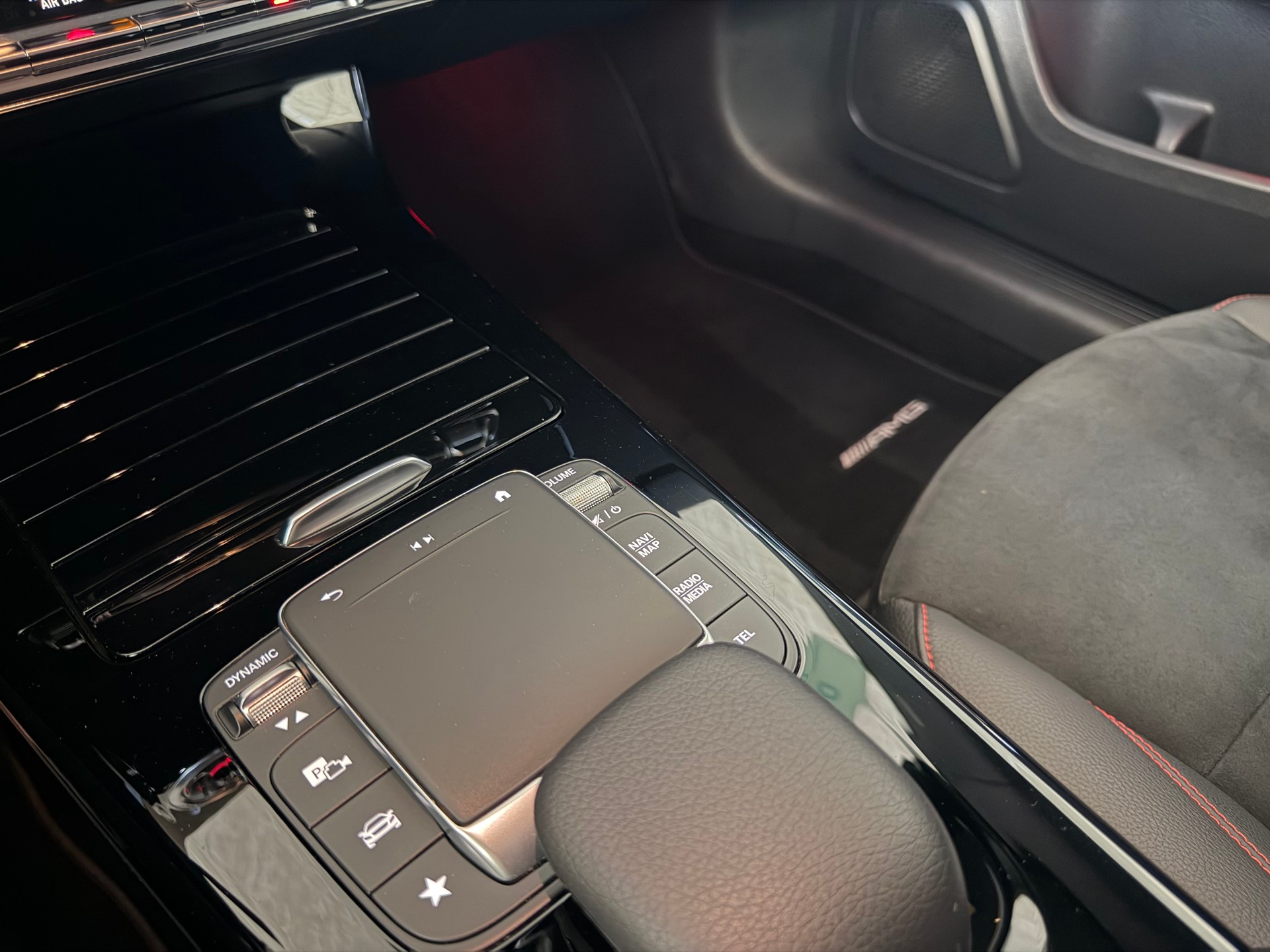 MERCEDES-BENZ A 180 AMG Line 7G-DCT-image-21