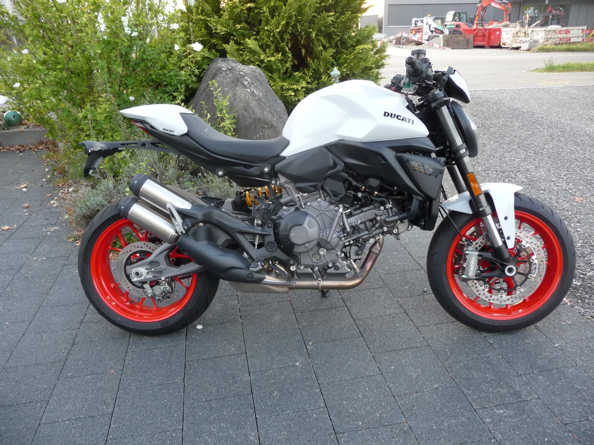 DUCATI MONSTER 890-showroom-element-1
