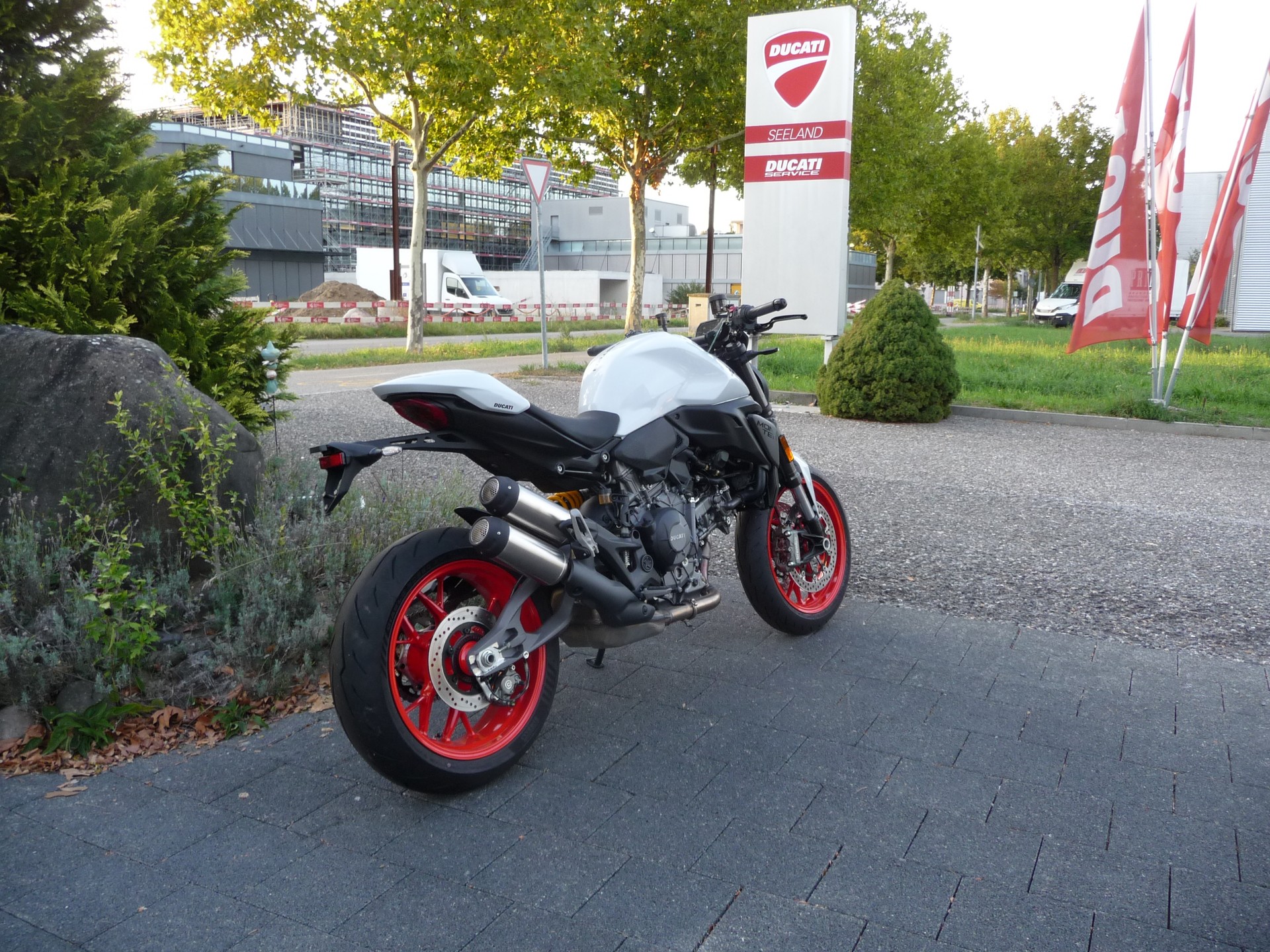 DUCATI MONSTER 890-showroom-element-3