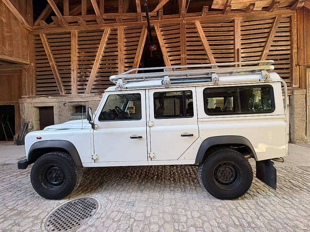 LAND ROVER Defender 110 2.2 TD4 Station Wagon-image-4