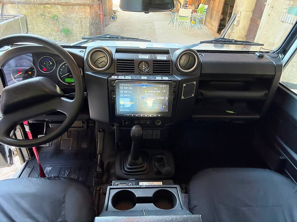 LAND ROVER Defender 110 2.2 TD4 Station Wagon-image-3
