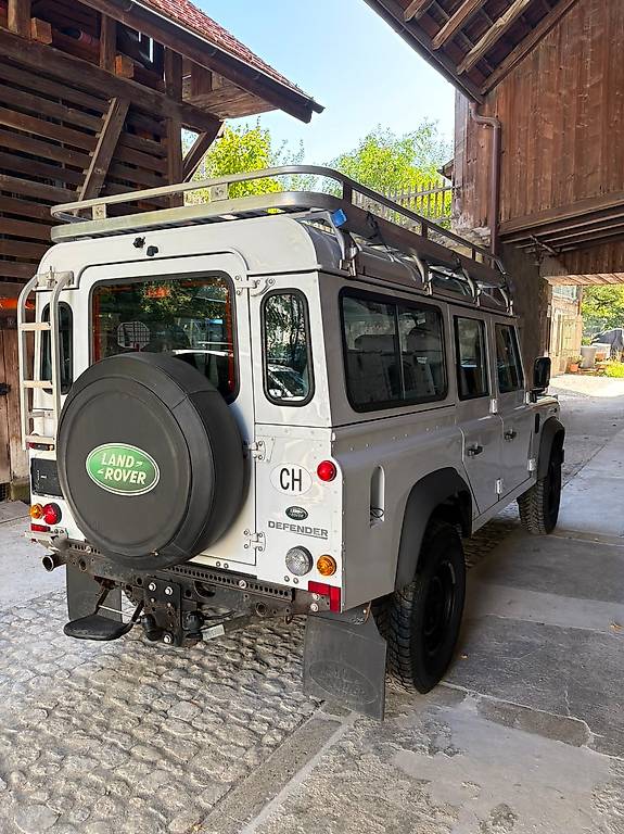 LAND ROVER Defender 110 2.2 TD4 Station Wagon-image-1