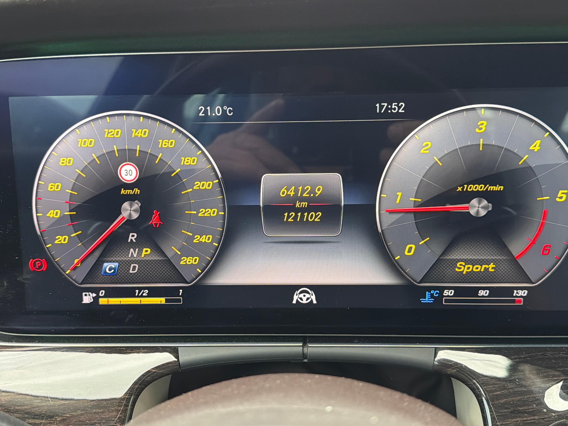 MERCEDES-BENZ E 220 d Swiss Star Exclusive 4Matic 9G-Tronic-image-13